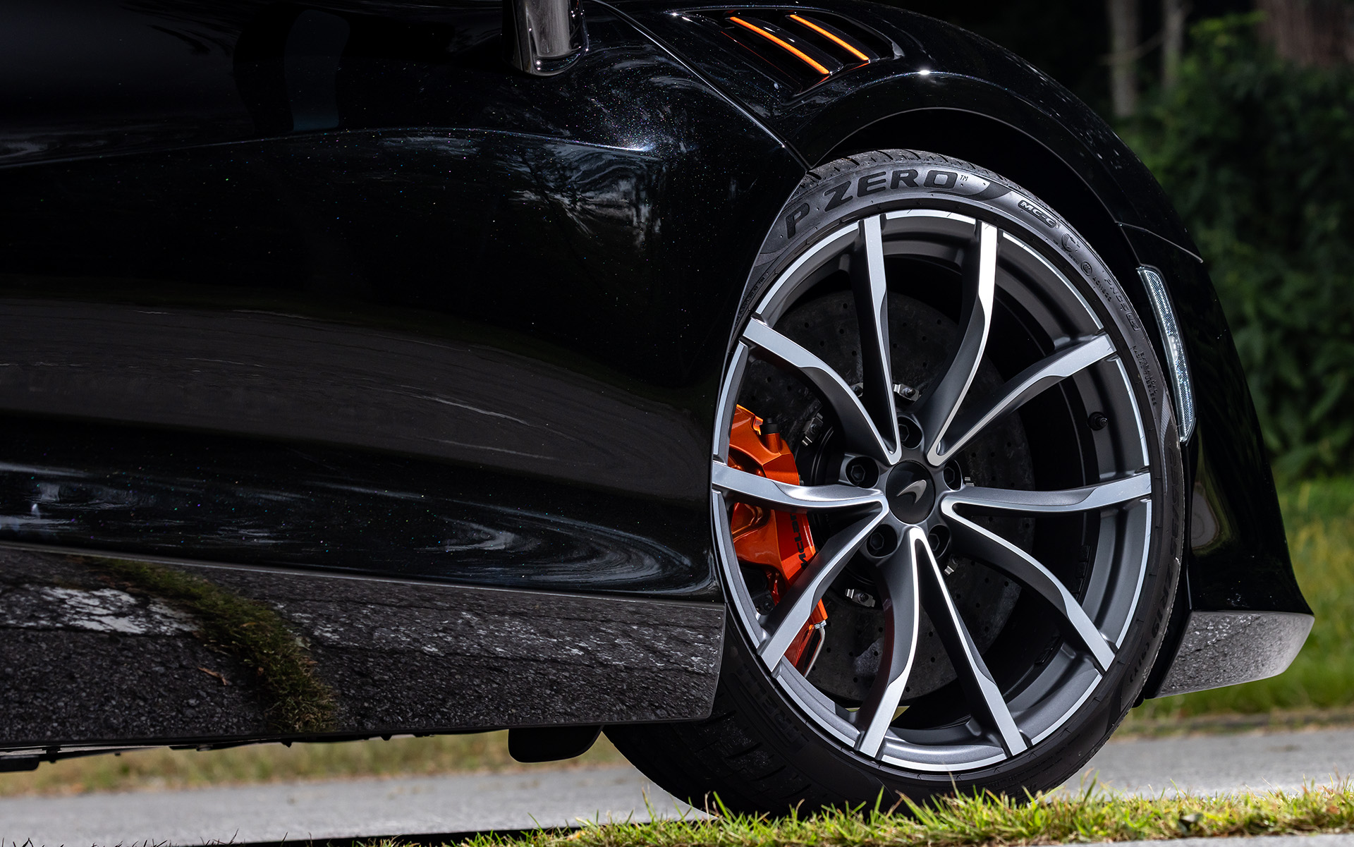 アルトゥーラの電子制御システムに統合されたハードウェアとソフトウェアから構成され、マクラーレンとピレリのエンジニアの協力で誕生したピレリのCyber Tyre技術を搭載。各タイヤ内部の電子チップがリアルタイムデータを車両の安定制御システムに伝達し、タイヤの空気圧を監視してタイヤのパフォーマンスを最適化する