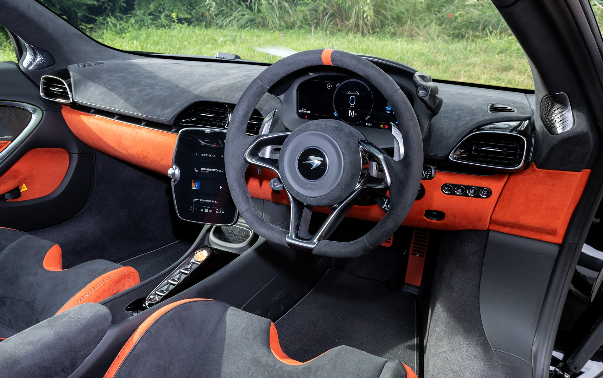 コクピットは人間工学的に最適化され、カーボンファイバー製シェルやダッシュボード、スリムなドアを採用することで、膝まわりやレッグルーム、肩のあたりにも広めの空間を設けている