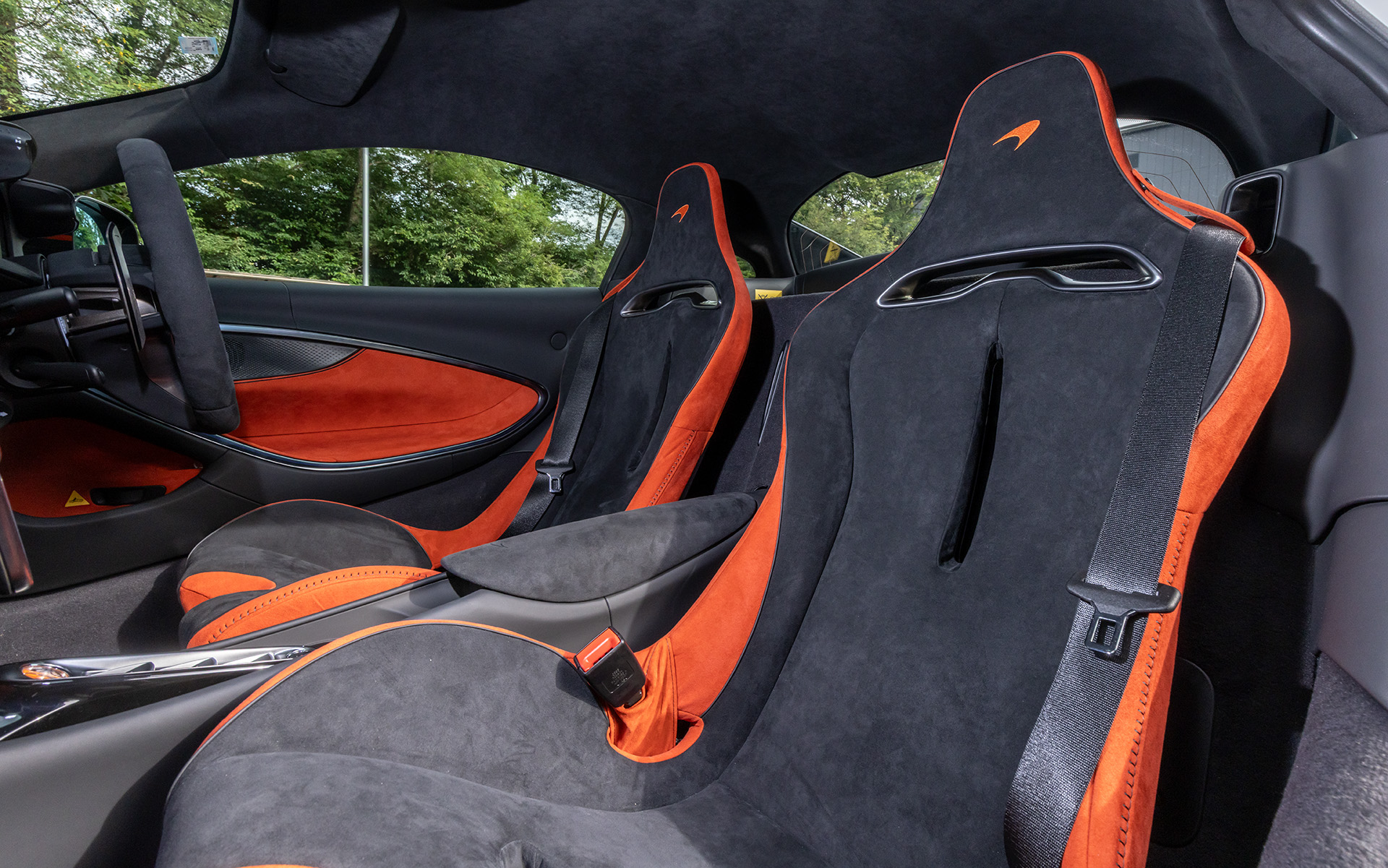 コクピットは人間工学的に最適化され、カーボンファイバー製シェルやダッシュボード、スリムなドアを採用することで、膝まわりやレッグルーム、肩のあたりにも広めの空間を設けている