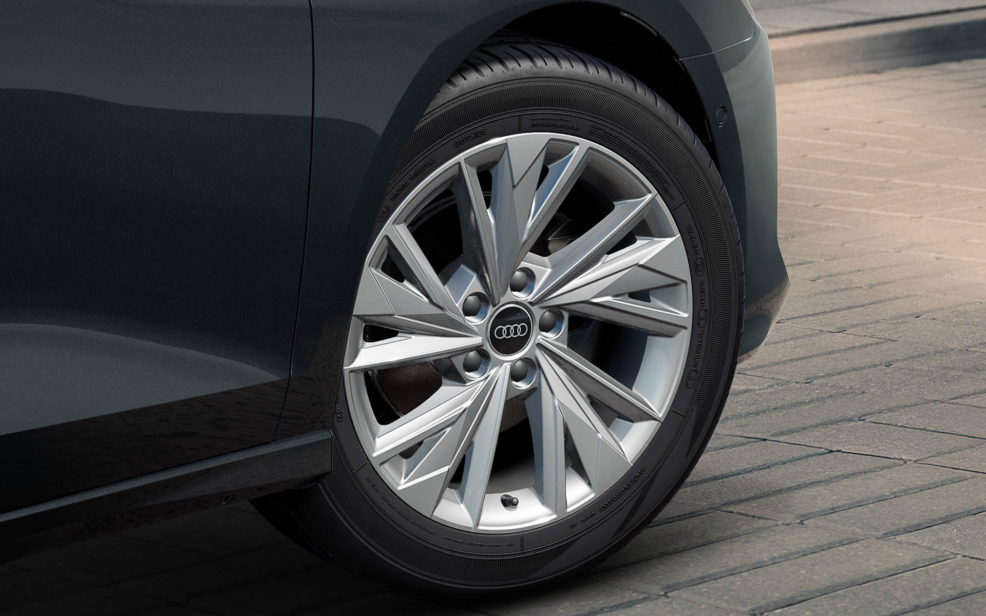 5スポークWデザインの17インチアルミホイールを装着