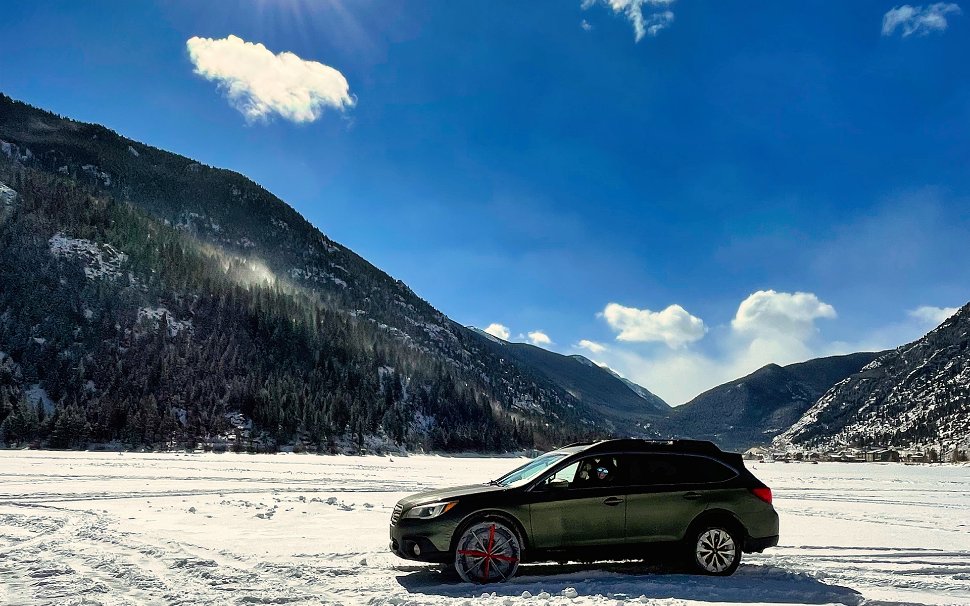 スタッドレスタイヤでも雪が積もった急な坂道では、グリップ性能が得られず進めなくなることもある。毎年、冬のニュースでは山間部で進めなくなったクルマの話題が取り上げられている