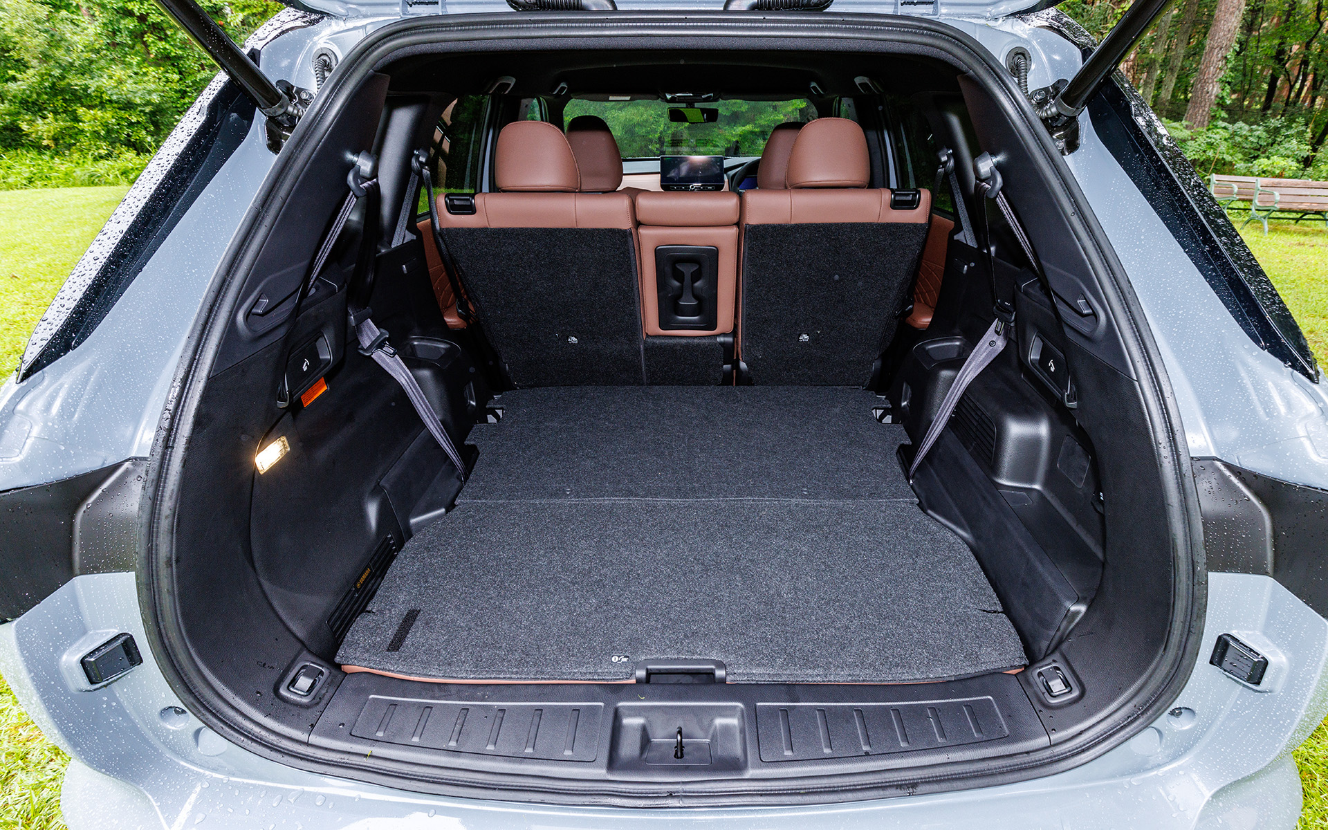 人気のSUV。ラゲッジは広めではあるが、それでもタイヤチェーンが入った大きなケースを常時積んでおくと存在が気になるだろう