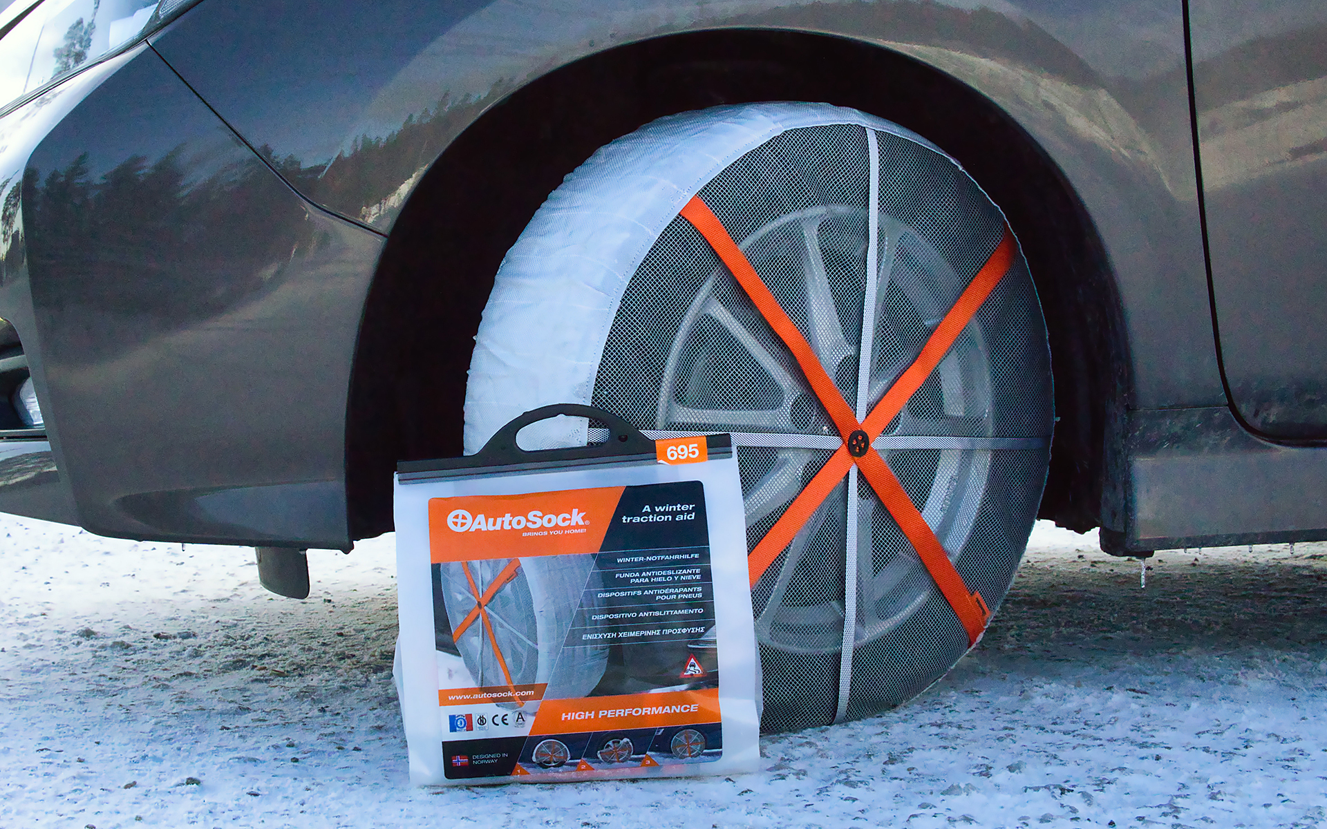 オートソックは日産の純正用品としても採用されている。また、タイヤサイズの適合は広く、軽トラや軽バンサイズの145/80R12から、大型車用の305/35R24まである。適合はオートソックの公式サイトで確認できる