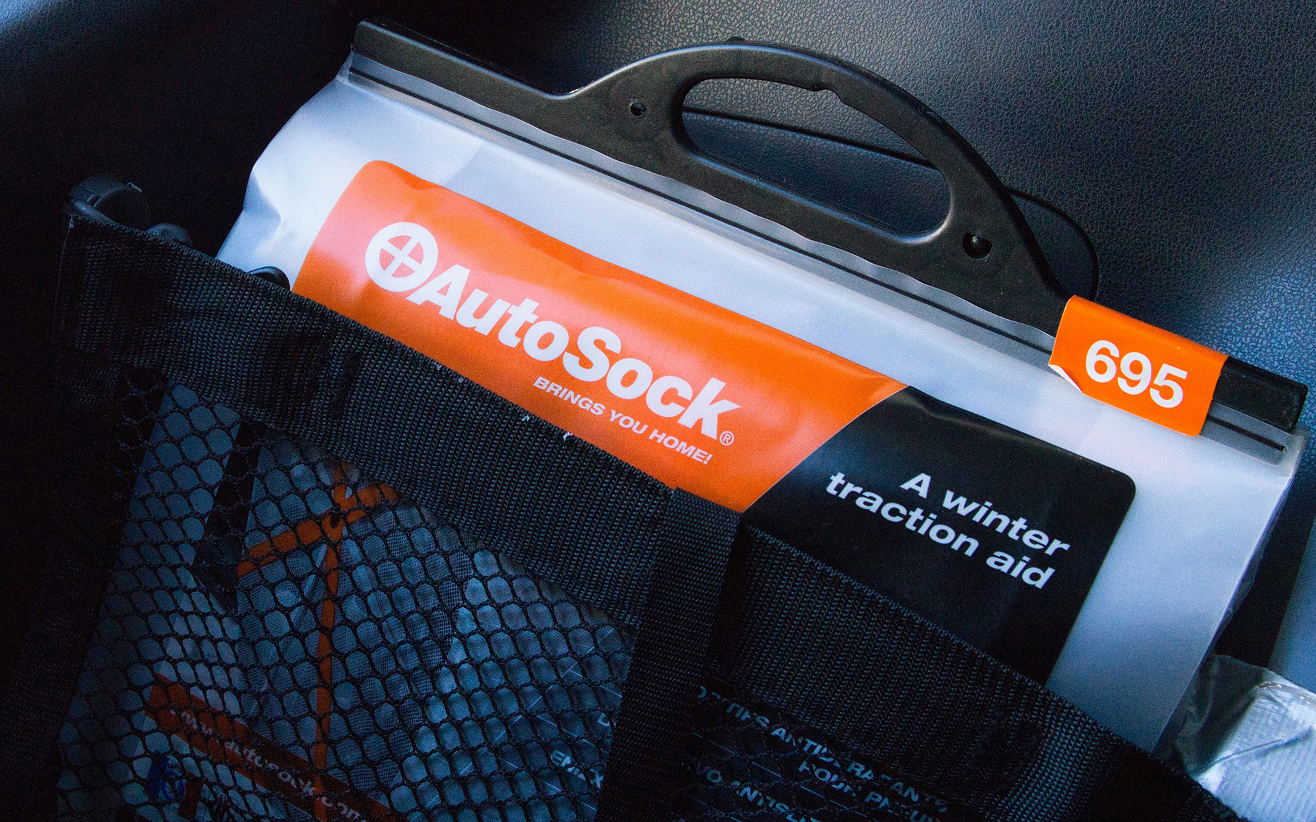 収納状態がコンパクトなのも利点。冬の間、クルマに積みっぱなしにしても邪魔になることはない。収納スペースが少ないスポーツカーにも向いている