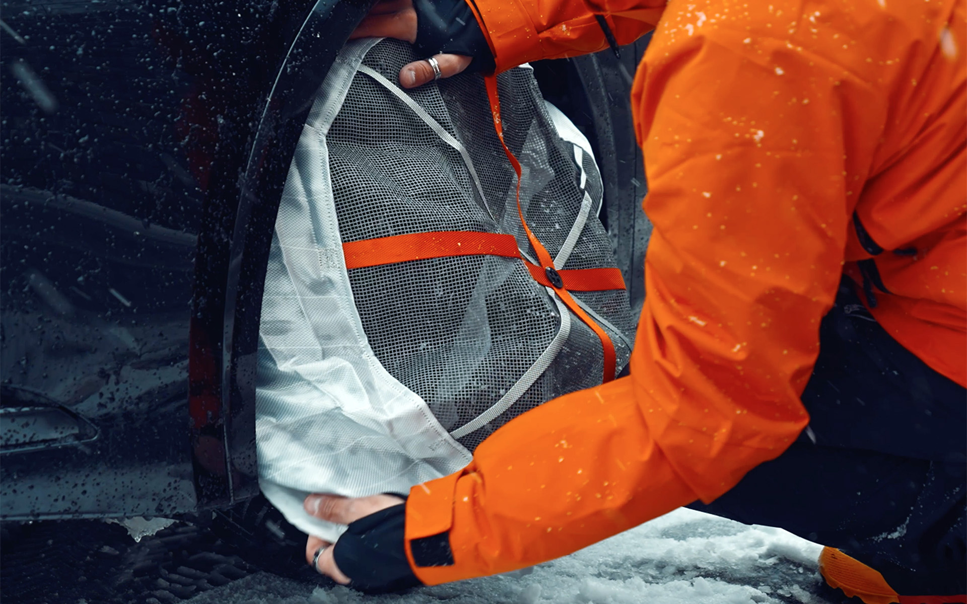 ストラップはオートソックをはめやすくするものでもある。また、製品自体の厚みがないのでタイヤ外径とフェンダーのクリアランスが少ない車種でも安心して使用できる