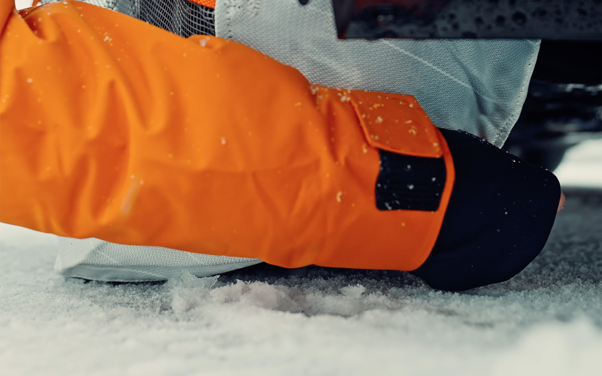 チェーンの脱着作業で面倒なのがタイヤ内側の処理だが、オートソックは引っ張って被せるだけのシンプル作業でOK。現場作業となるだけに装着が簡単ですぐに完了するという部分はとても大事