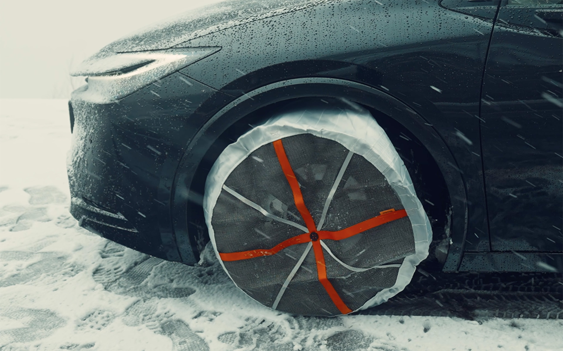 オートソックは切れ目がないので、装着の際はある程度広めに被せたらクルマを少し動かして残りの部分を被せるという流れ