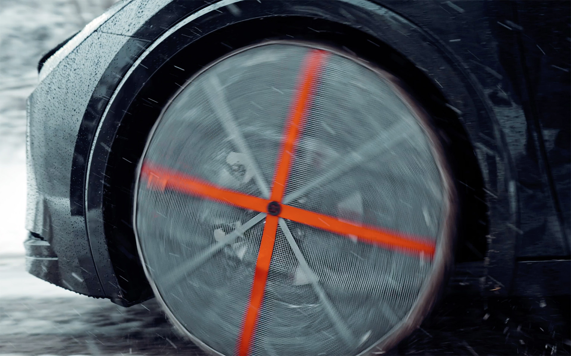 被せ方に多少のズレがあっても、ストラップの効果によって走行すれば自然とセンタリングされる。ここも大きなメリットだ