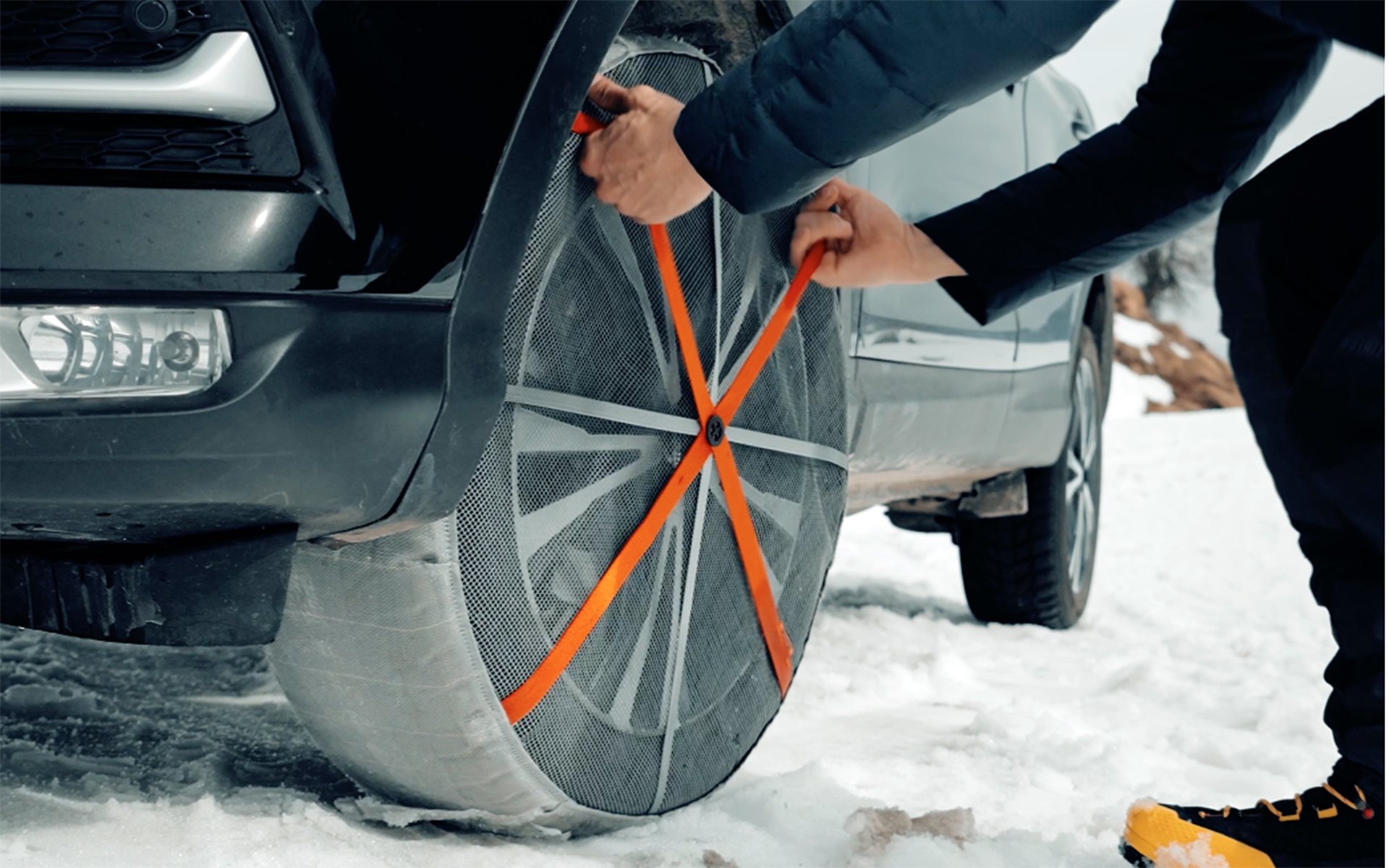 外す時も簡単で、ストラップを引っ張るだけ。装着したり外したりの作業の手間がかからないからこそ、オートソックの効果を適所で使えるのだ