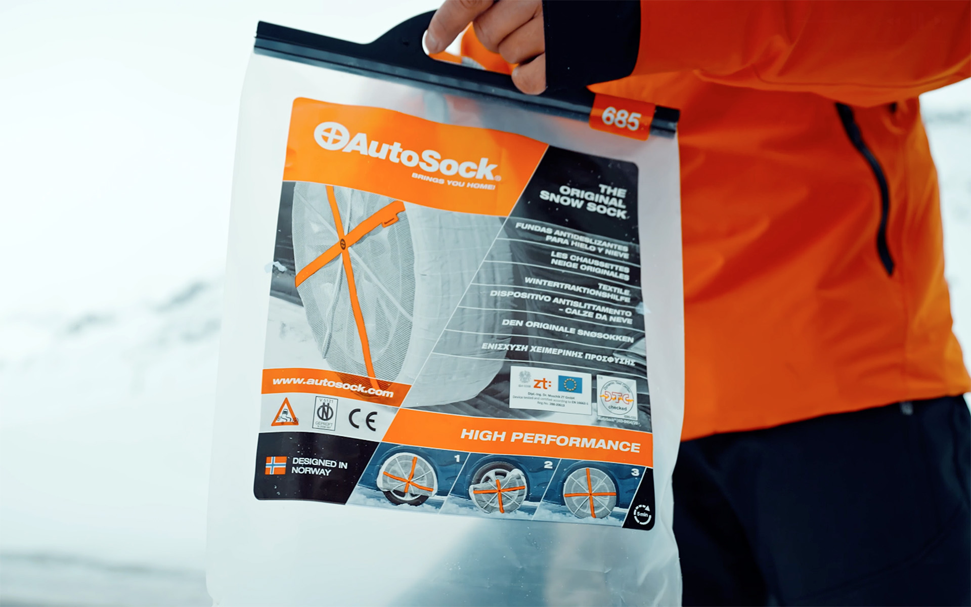 使用後はオートソックについた雪を払ってから製品のパッケージに戻すだけ。収納までも簡単だ