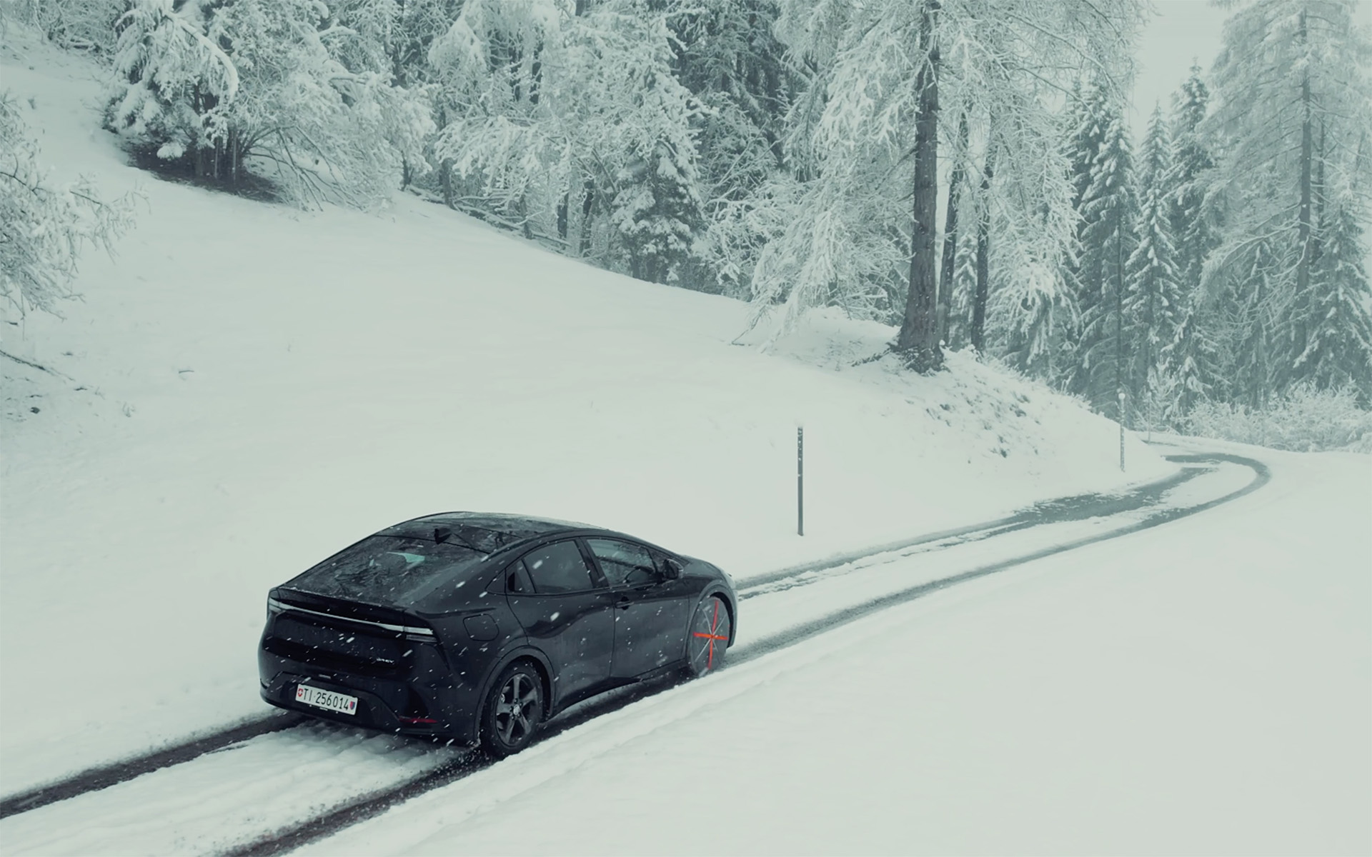 積雪した道路であれば500km走っても問題なかったことが実証されているので、条件次第ではもっと使用できる。乾燥した道路では120kmの耐久力だった。ちなみに装着時は50km/h以下で走行する