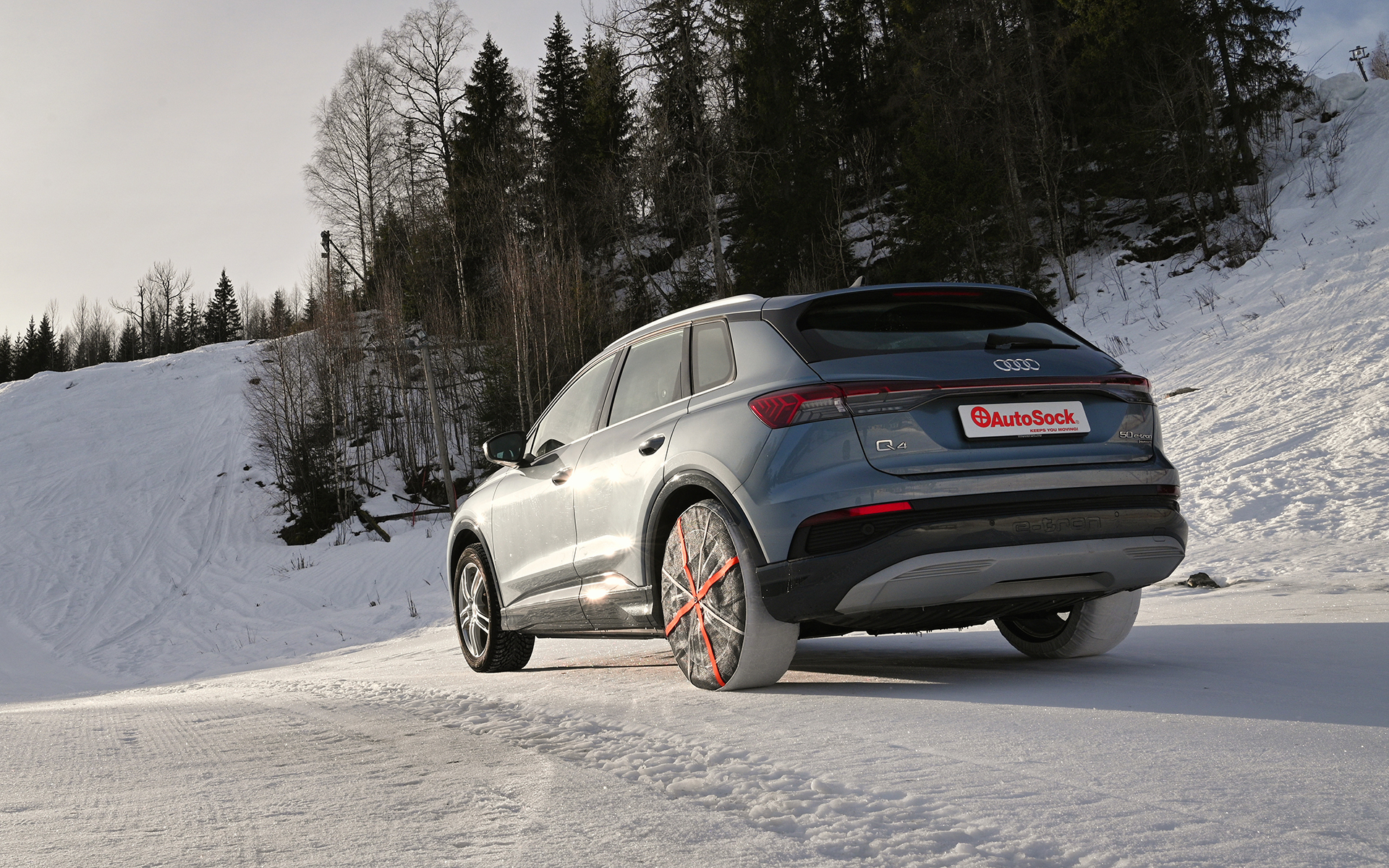 一般的なタイヤチェーンは雪や氷を噛むことで前へ進む力を得るが、オートソックは雪や氷の表面や水を除去することでグリップ力を得るものなので、特に氷上での性能に優れている