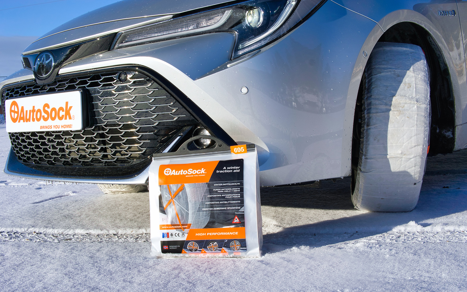 夏タイヤ、オールシーズンタイヤ、スタッドレスタイヤを問わず、積雪路に出会ったときの安心感を高める意味でオートソックを車内に積んでおくのはよい選択だろう