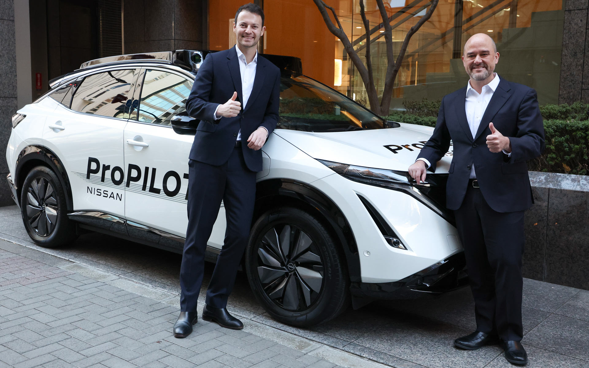 左から、Wayve 共同創設者 兼 最高経営責任者のアレックス ケンダル氏、日産自動車株式会社 社長 兼 最高経営責任者 イヴァン エスピノーサ氏