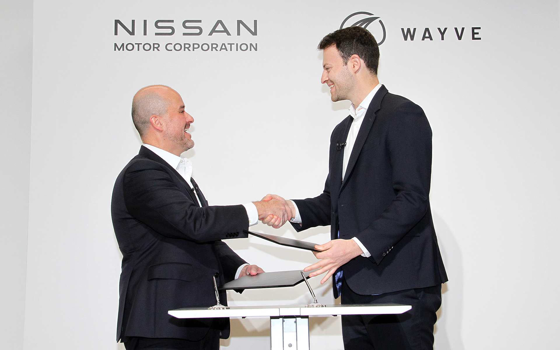 日産自動車株式会社 社長 兼 最高経営責任者 イヴァン・エスピノーサ氏（左）、英Wayve 共同創設者 兼 最高経営責任者のアレックス・ケンダル氏（右）が調印式に臨んだ