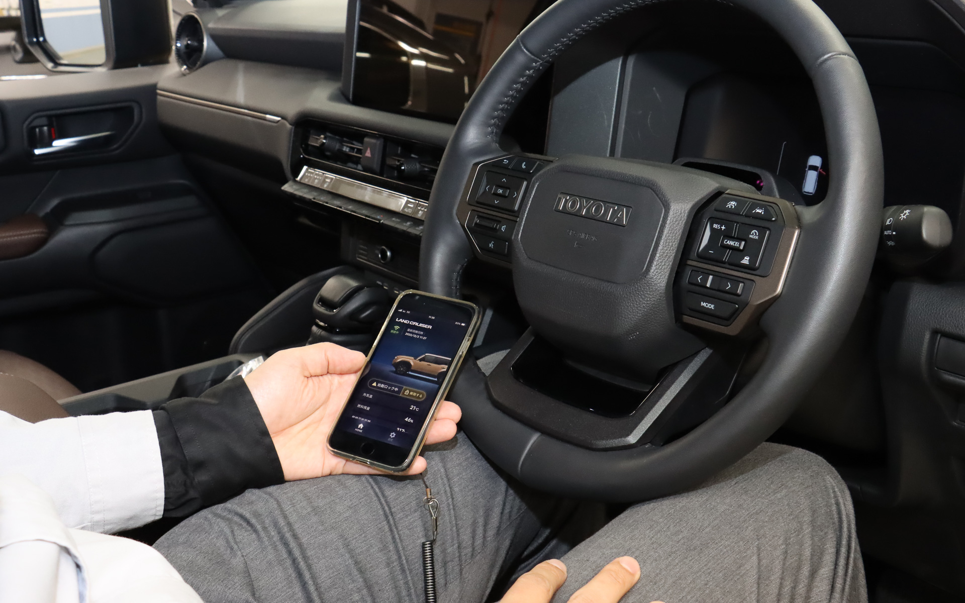 エンジン始動ロックをONにした状態でエンジン始動操作を行なうと、専用アプリをインストールしたスマホにプッシュ通知が送られ、ロックの解除操作を行なうとエンジンが始動する