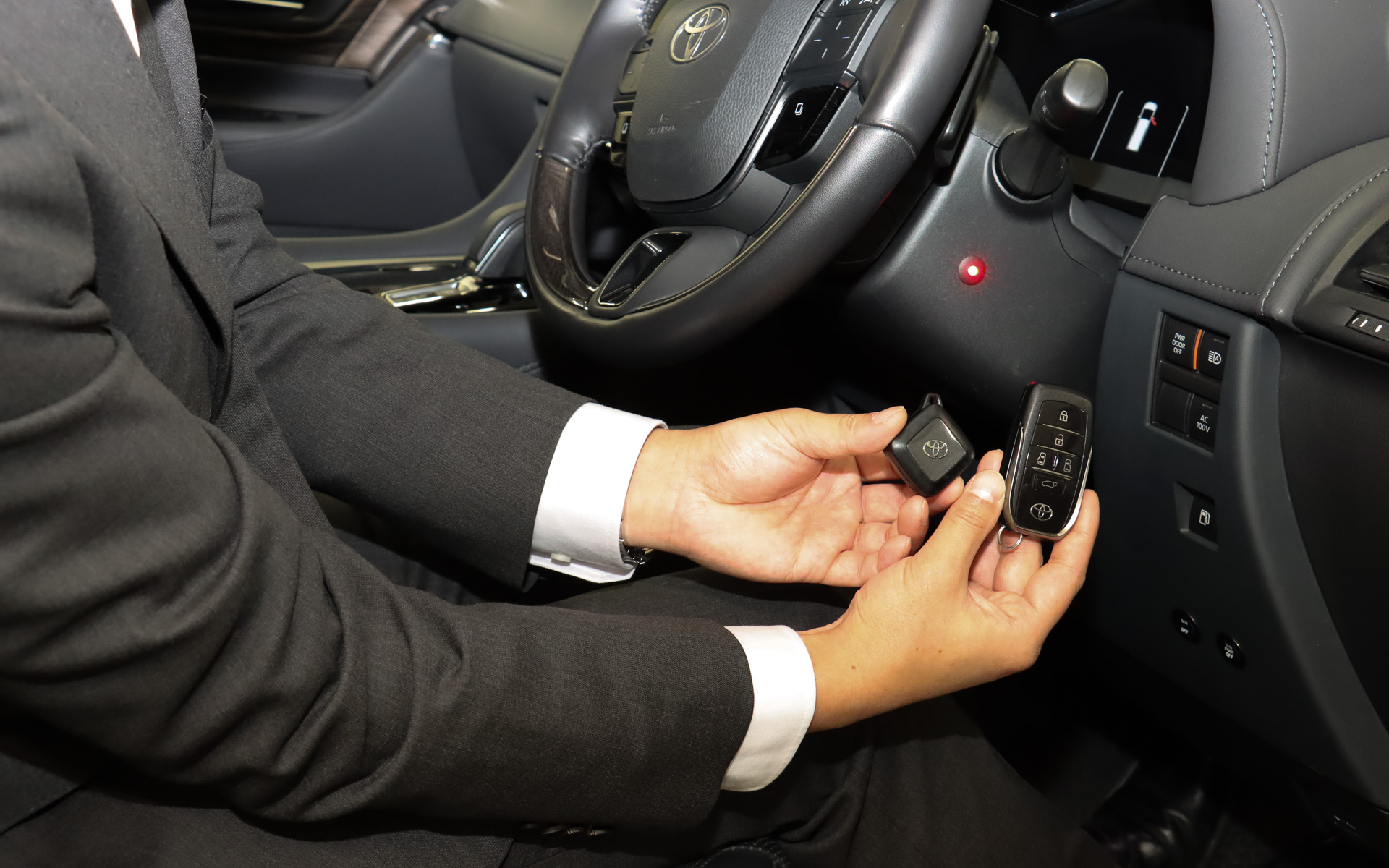 セキュリティキーのバッテリ駆動期間は約1年。バッテリ切れの場合にはステアリングコラム右側に設置するLEDインジケーターにセキュリティキーを近づけることでエンジン始動が可能になる