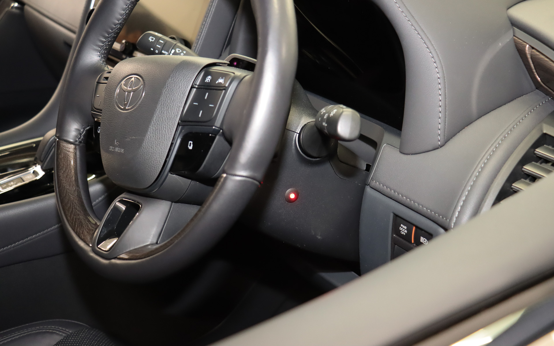 LEDインジケーターは運転席側のドア横に立ったときに見えやすい、ステアリングコラム右側面に設置