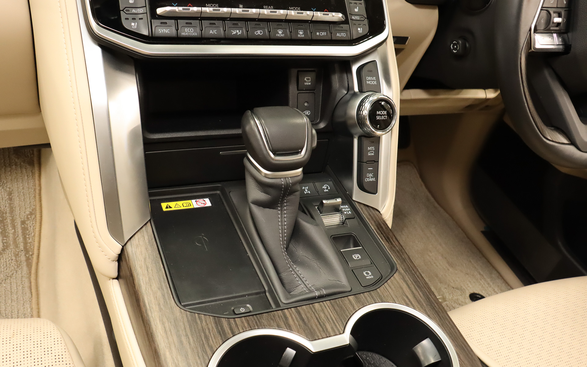 ランドクルーザー“300”初のアップグレードアイテムとして発売された後付けおくだけ充電（Gen4）