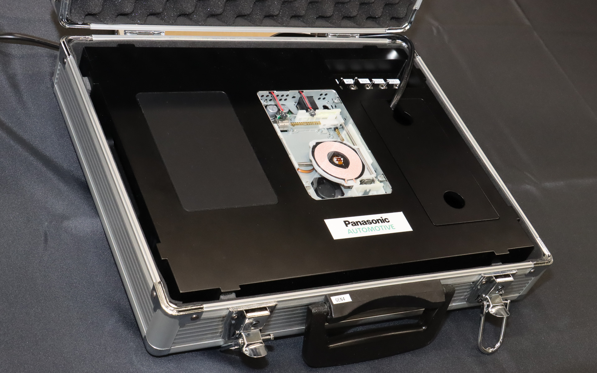 2軸式ムービングコイルの技術解説向けに用意されたデモ機。通常は一体となっている上部パネルとコイルなどが分離され、透明パネルも使って内部の動きが分かりやすいようにしている