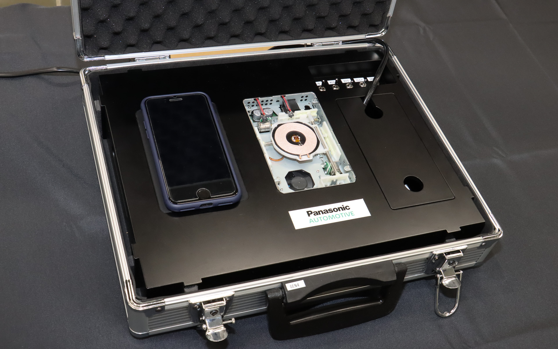 Qi対応のスマホを上部パネルに置いたところ。スマホ側のQi充電器を検知して、それまで下側で待機状態になっていた充電コイルが中央に移動している