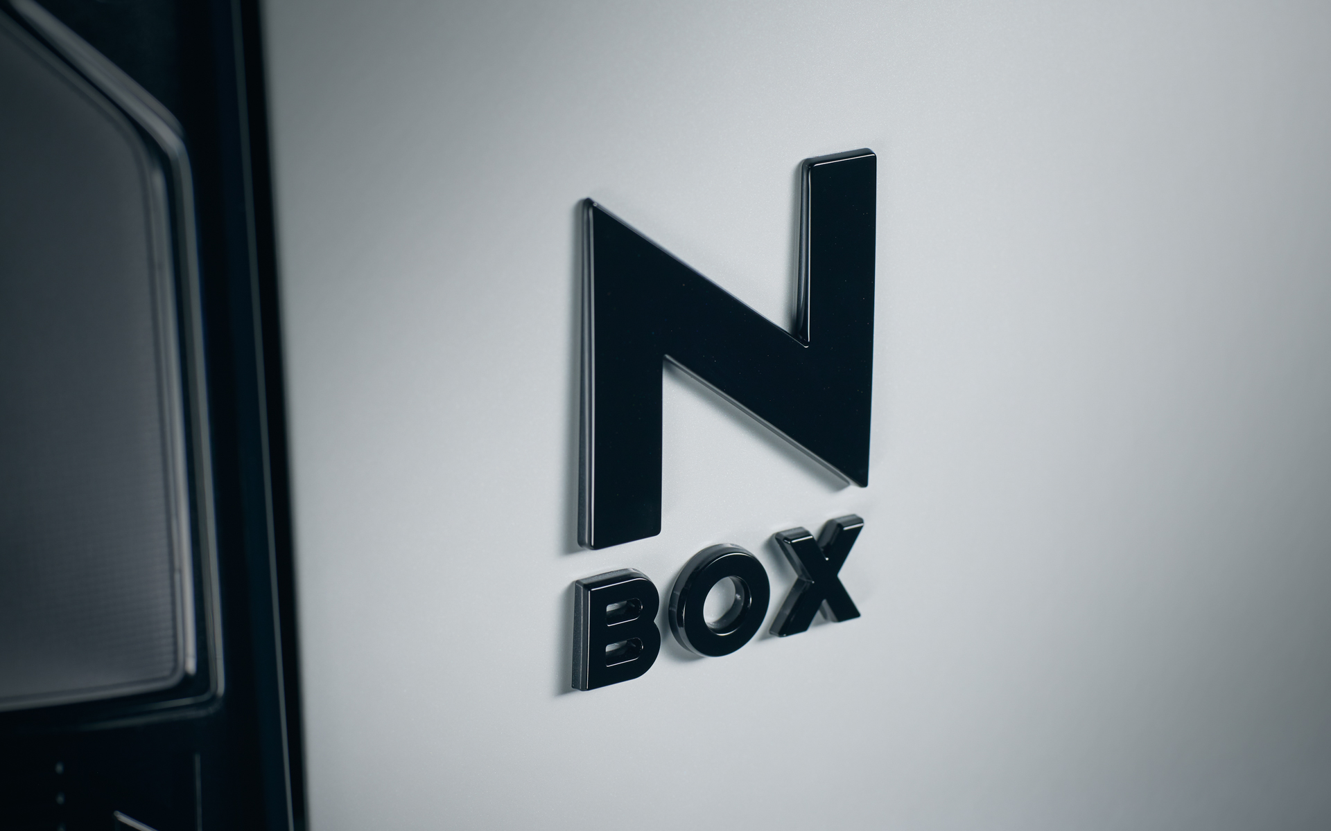 クリスタルブラック・パール塗装「N-BOX」＆「CUSTOM」エンブレム