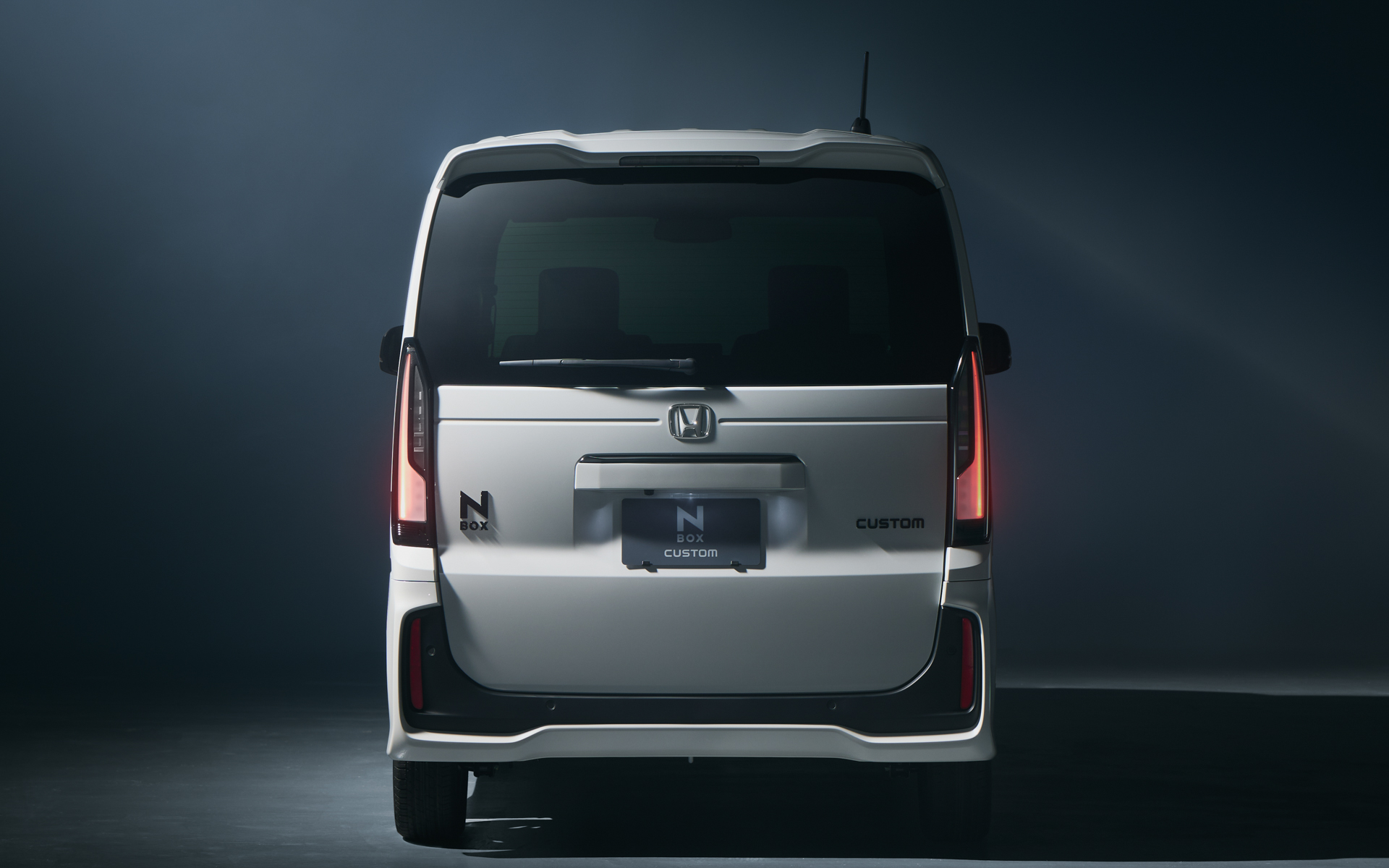 ブラックエンブレムで引き締まったリアビュー