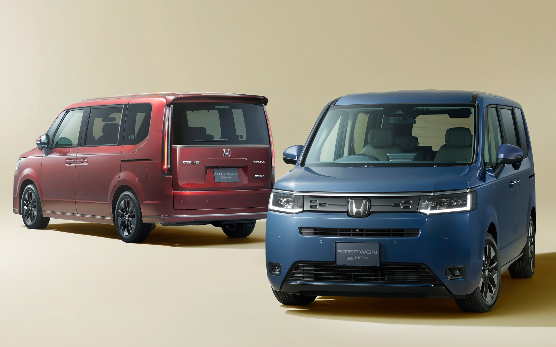 STEP WGN e:HEV SPADA 30周年特別仕様車（左）、STEP WGN e:HEV AIR EX 30周年特別仕様車（右）
