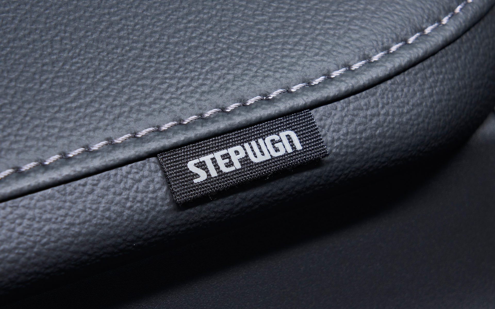 シートにあしらわれている「30周年専用STEP WGNタグ」