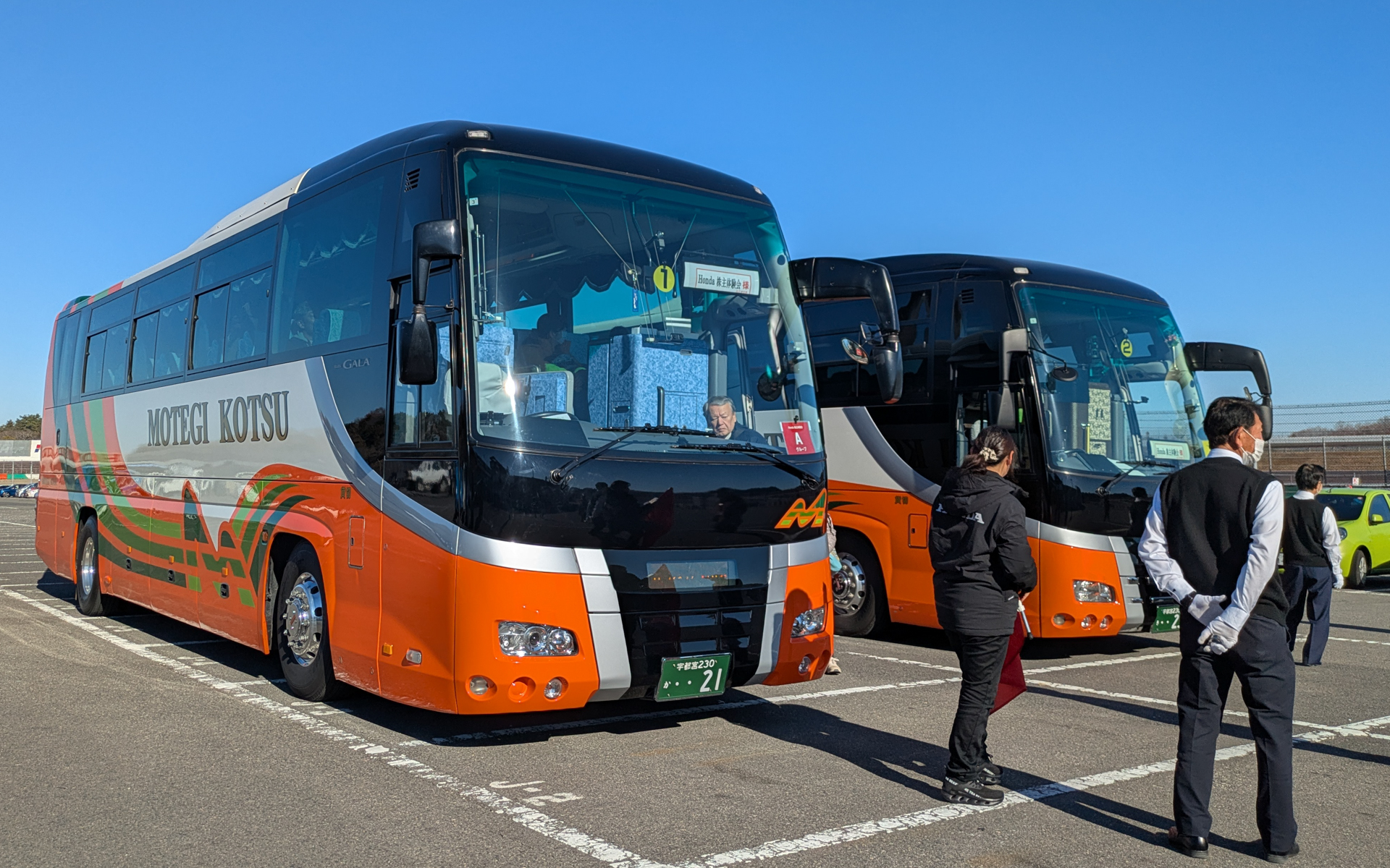 2台の観光バスでモビリティリゾートもてぎ内を移動