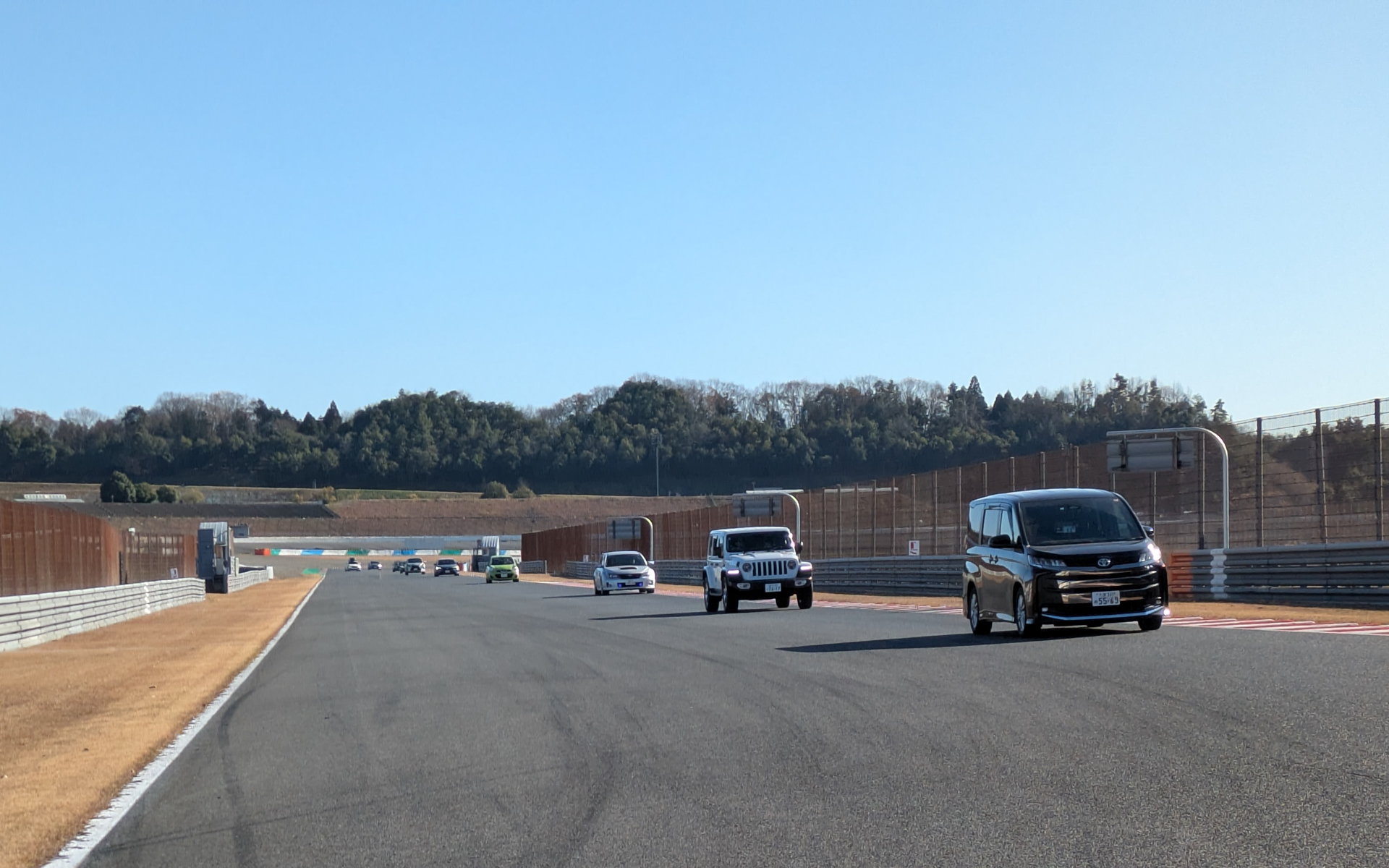 サーキットクルーズは、2班に分かれて、先導するセーフティカーに続き1列に並んでの走行となる