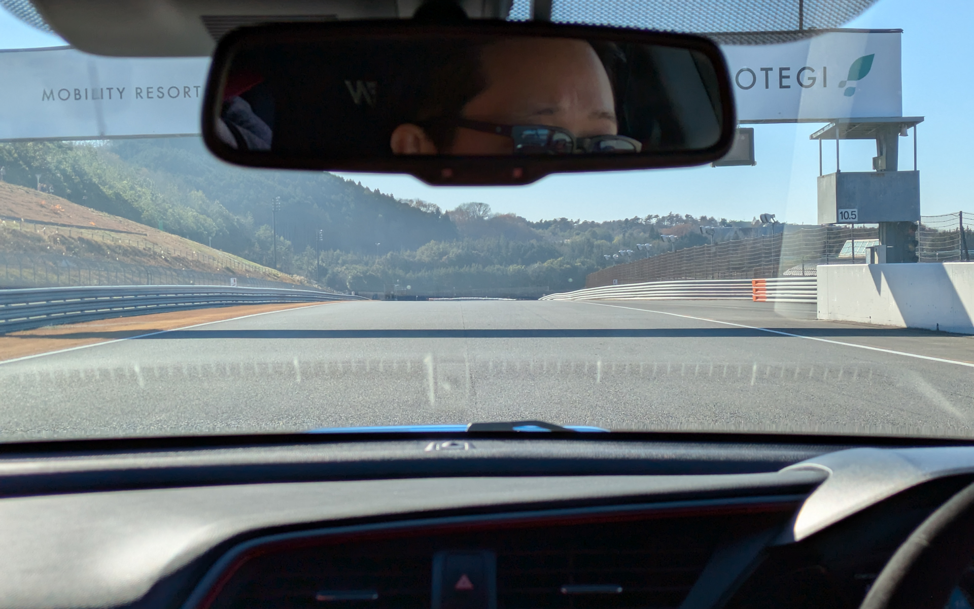 事前説明で「最初は先が見えず、途中から下り坂になり、正面の壁に向かっていくように走る迫力ポイント」と説明があった約760mの裏ストレート。この迫力は実際にコースを走ってみないとなかなか味わえない内容だった