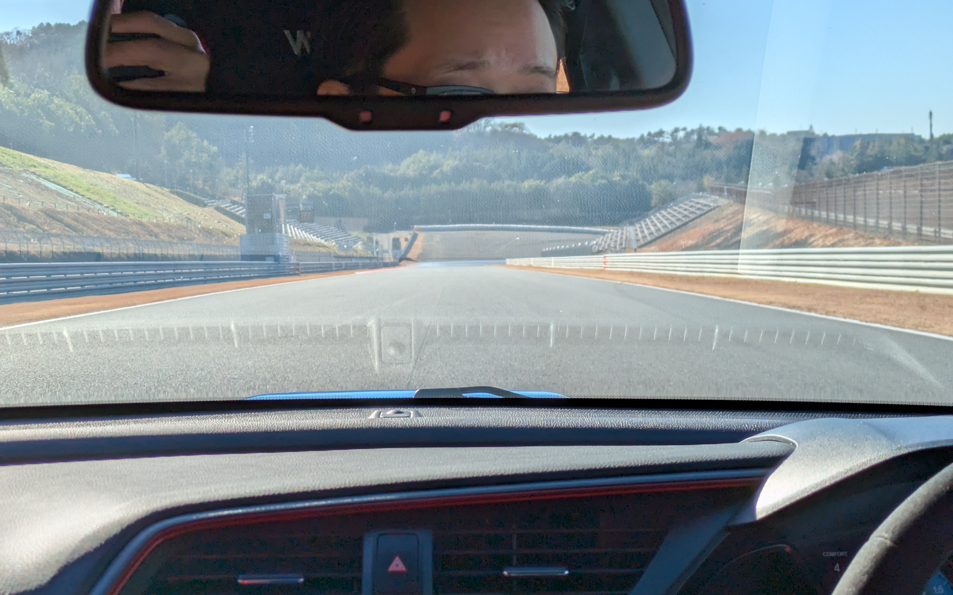 事前説明で「最初は先が見えず、途中から下り坂になり、正面の壁に向かっていくように走る迫力ポイント」と説明があった約760mの裏ストレート。この迫力は実際にコースを走ってみないとなかなか味わえない内容だった