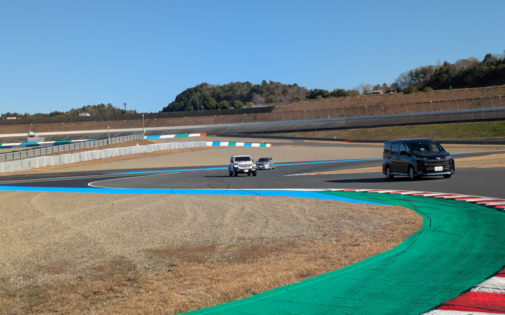 サーキットクルーズは、2班に分かれて、先導するセーフティカーに続き1列に並んでの走行となる