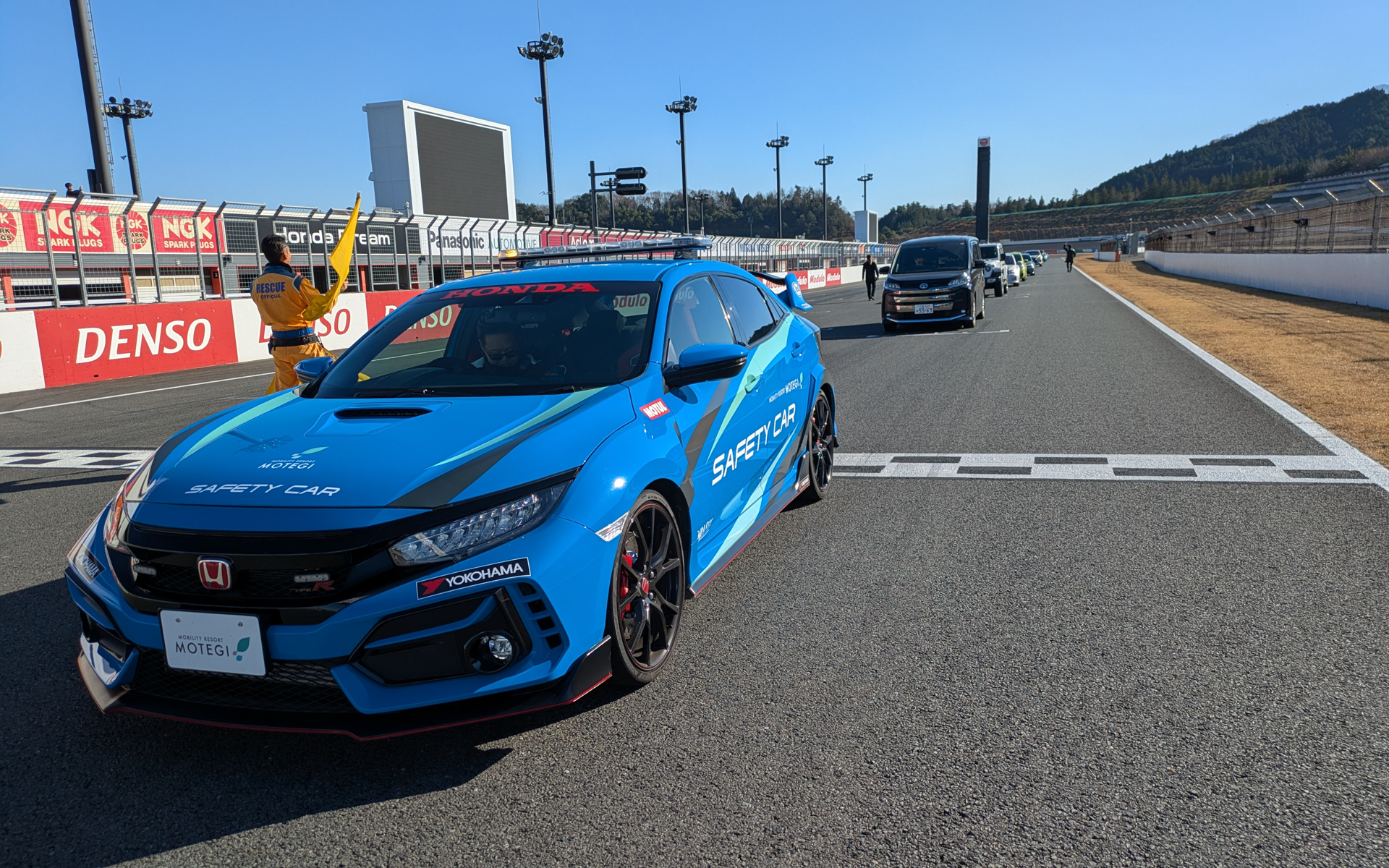 ホンダの株主優待「モビリティリゾートもてぎ体験会」ではサーキットをマイカーで走るコンテンツも実施された