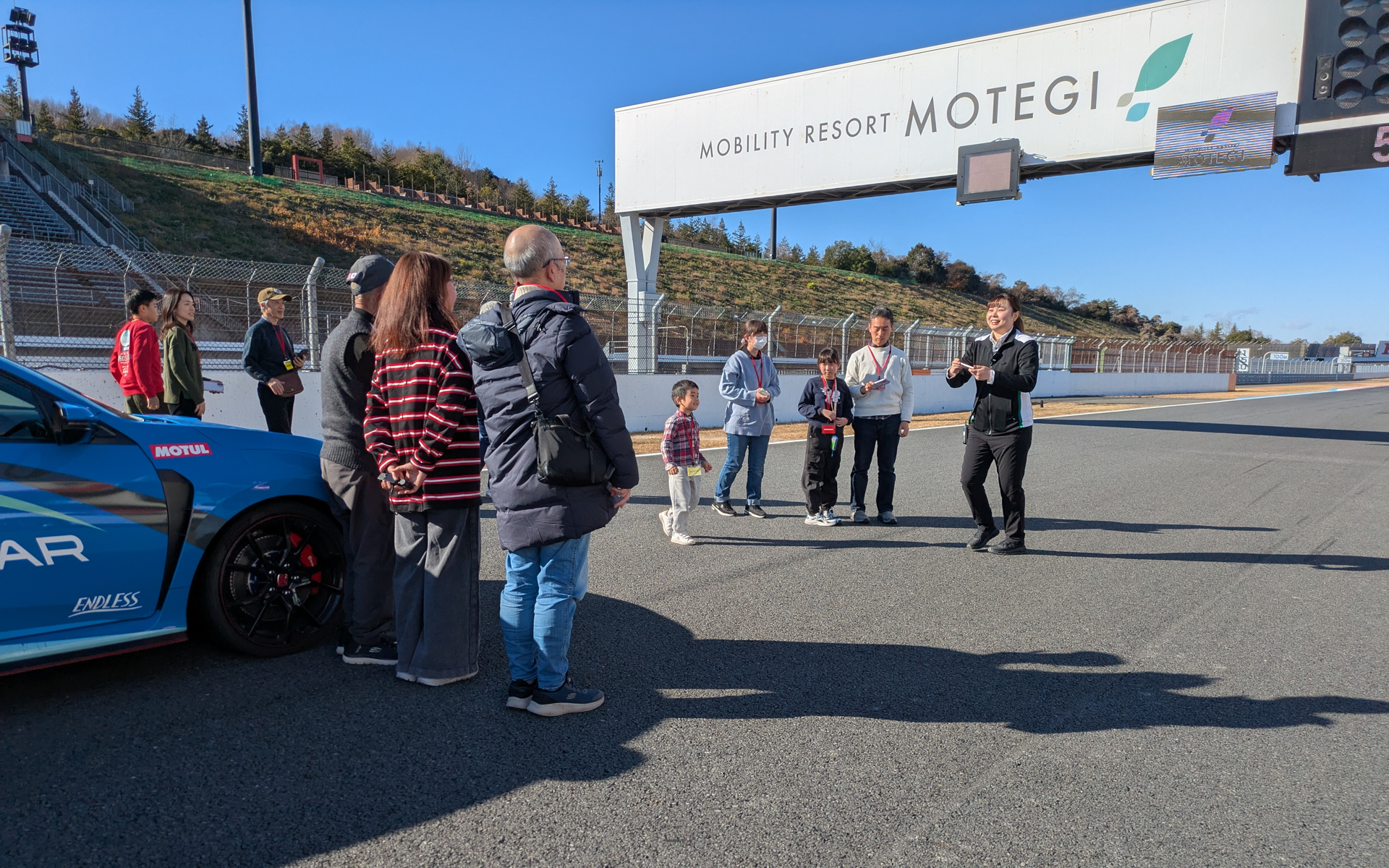 参加者はマーシャルカーと並んだり、レース用フラッグを持つなどして撮影を楽しんでいた