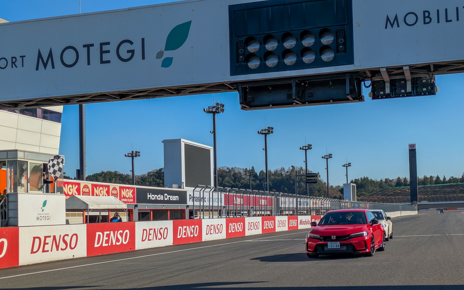 2周目には各車チェッカーを受けてコース外へ退出。スタッフみんなが見送りをしてくれる