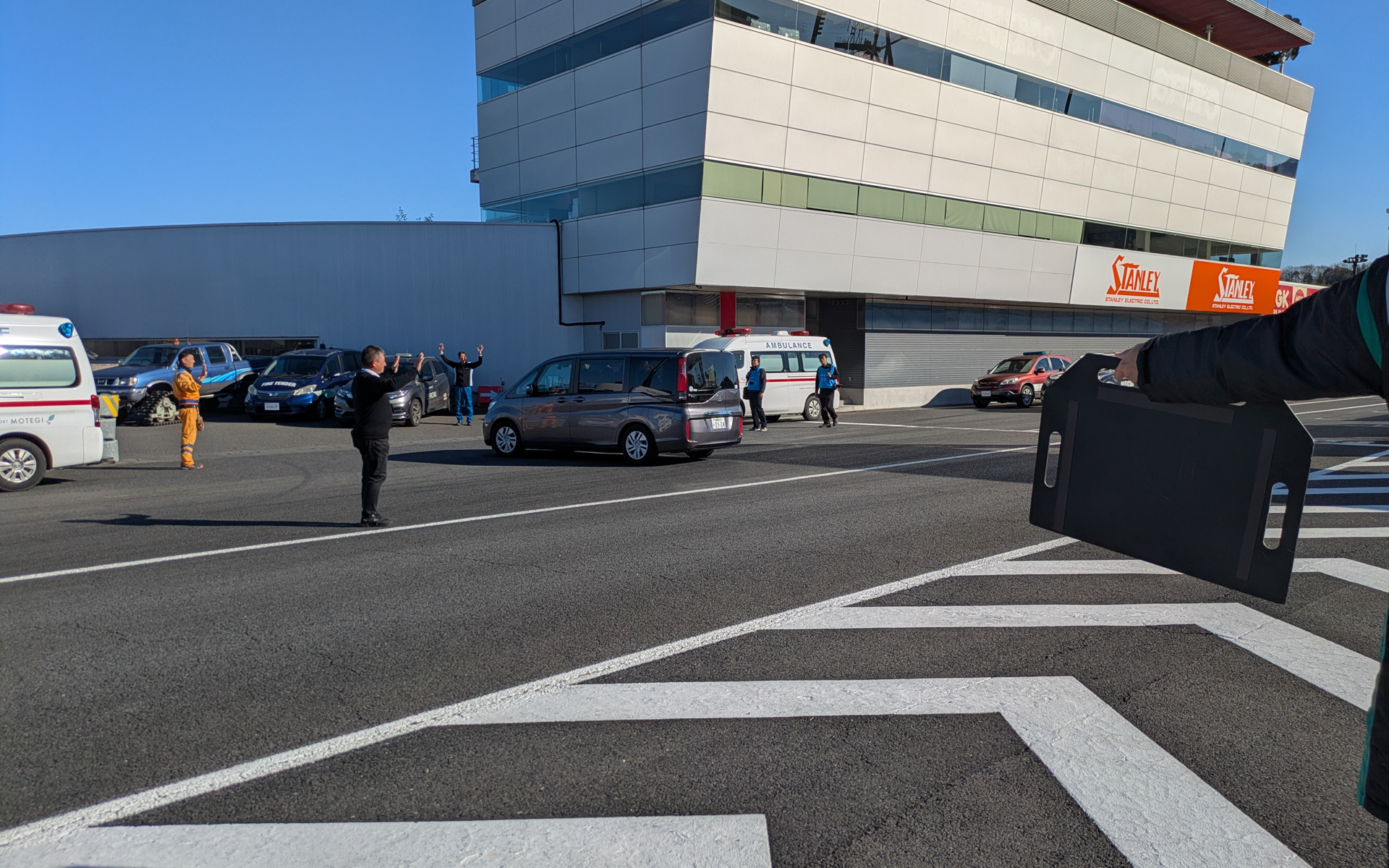 2周目には各車チェッカーを受けてコース外へ退出。スタッフみんなが見送りをしてくれる