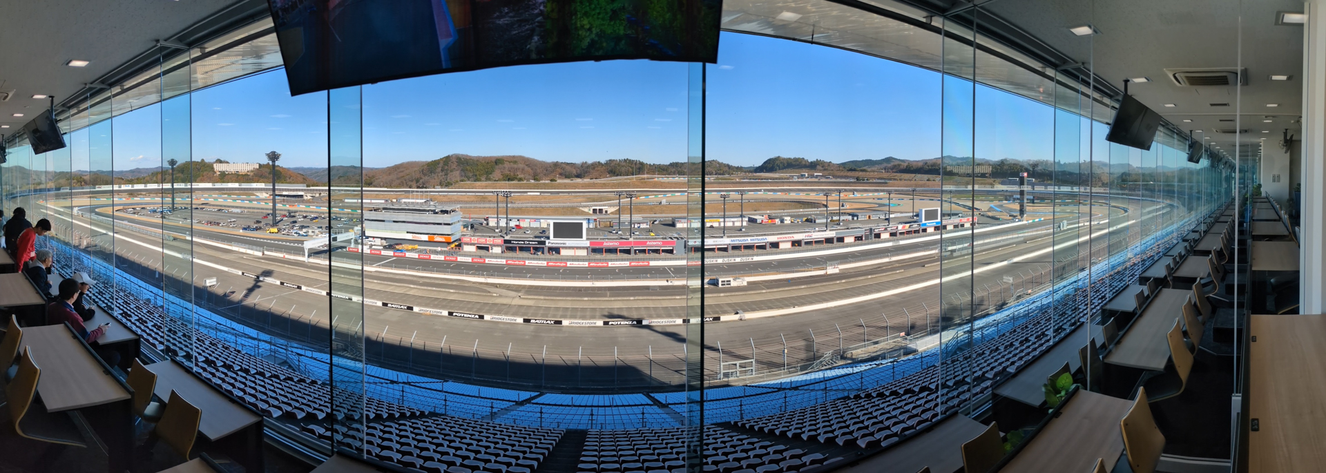 全面ガラス張りでコース全体を見わたせる