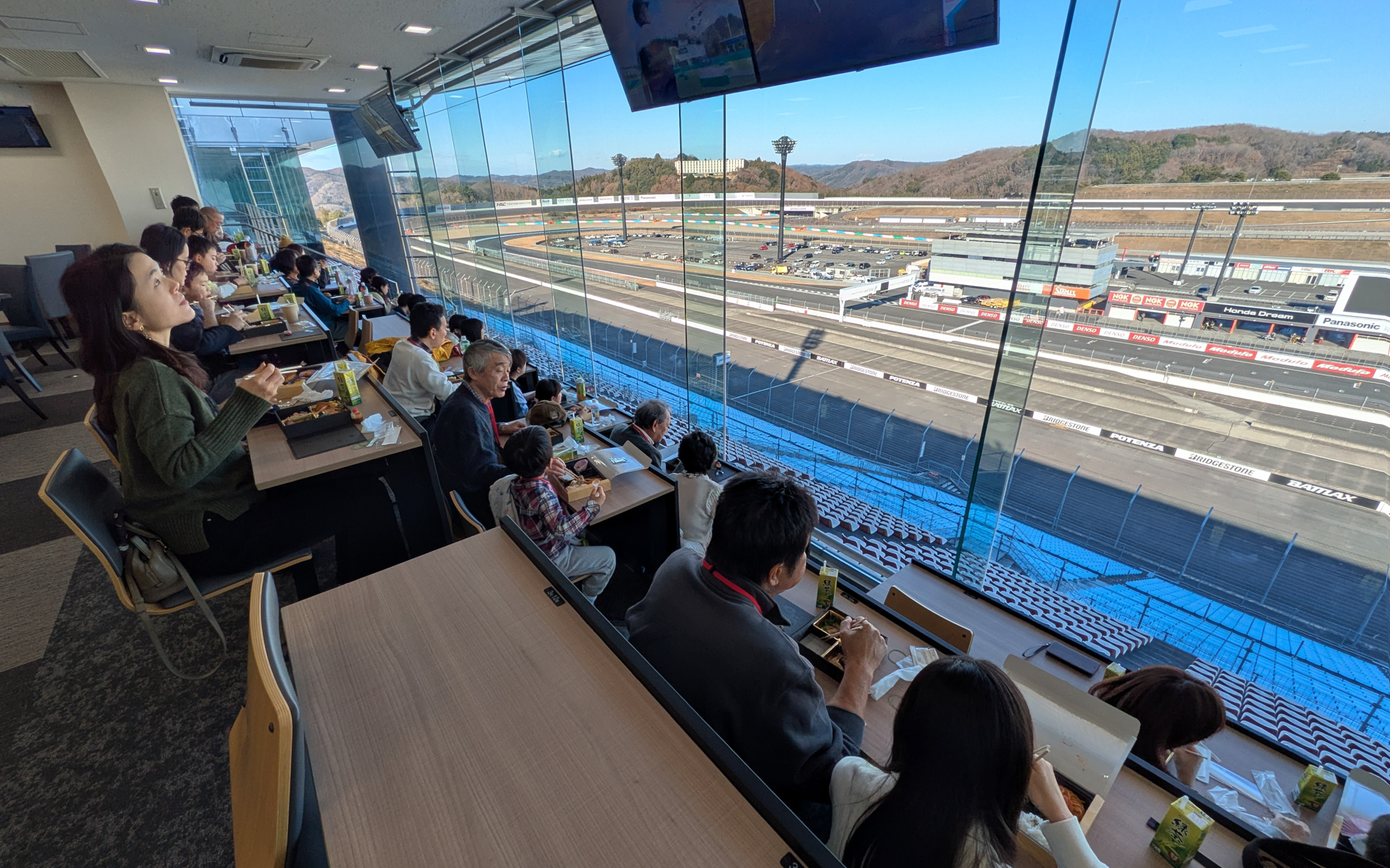 サーキットを眺めながらのランチタイム