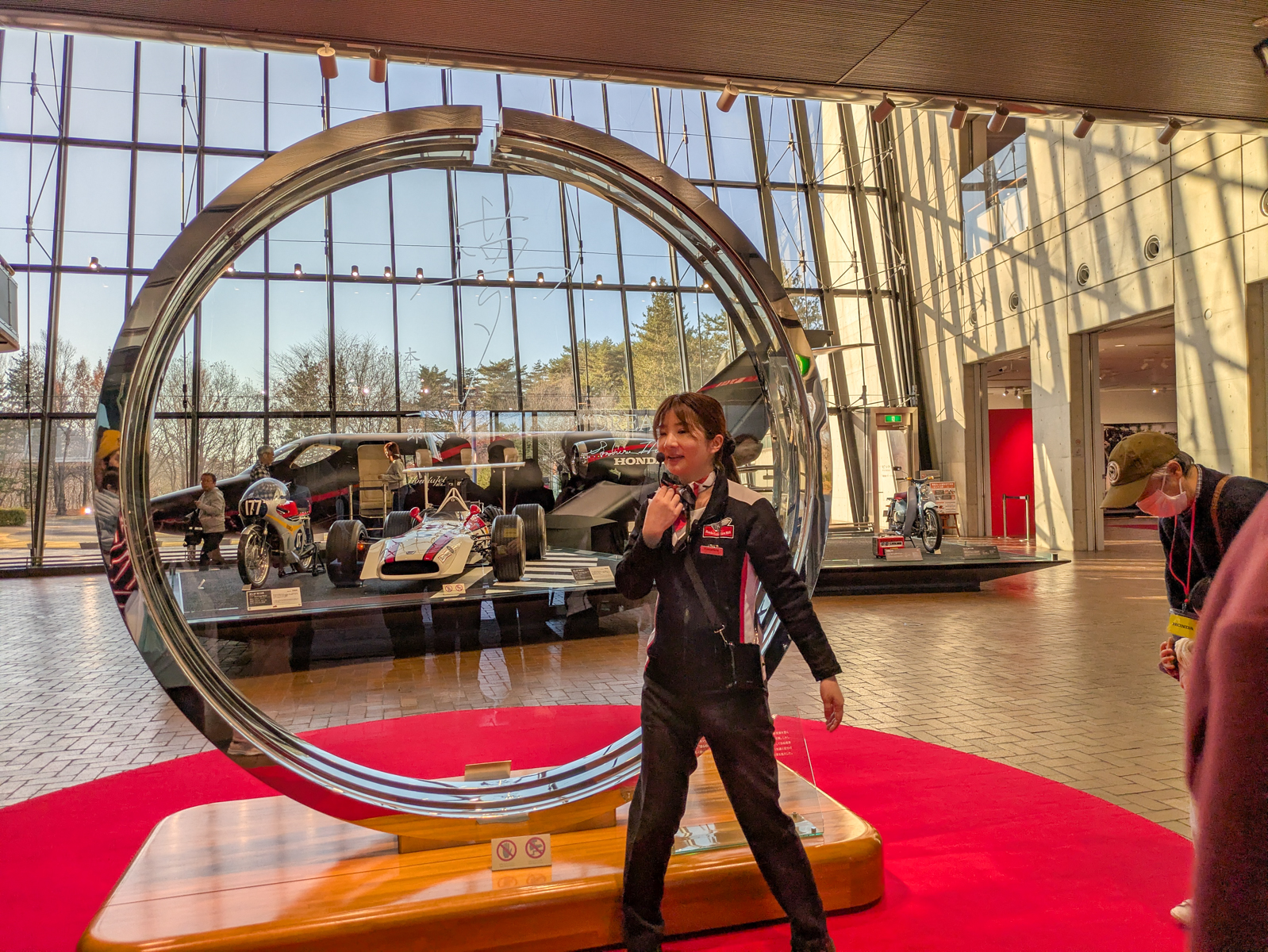 ガイドツアーが説明しながら館内を案内してくれる