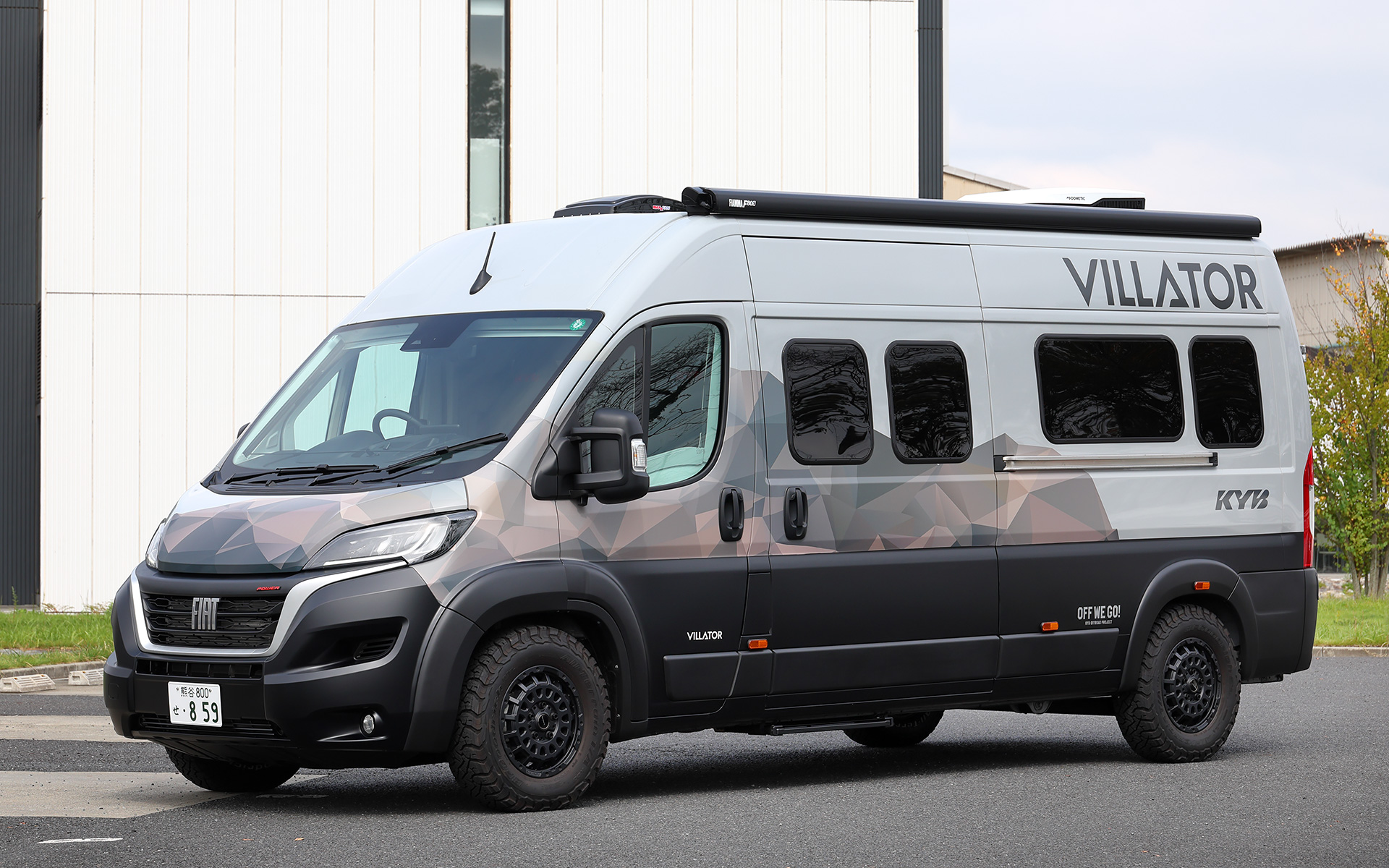 フィアットの商用バン「デュカト」をベースにしたキャンピングカー「VILLATOR（ヴィラトール）」。「冒険心をくすぐり、運転の楽しさが味わえるキャンピングカー」「旅先に別荘を持ち運ぶ」をコンセプトに掲げ、その名前はラテン語で“旅人”と“別荘”を掛け合わせたもの。ボディサイズは5995×2100×2740mm（全長×全幅×全高）。乗車定員は4名、就寝人数は3名となる。車両の販売、メンテナンスはフィアットの正規ディーラーでもあるRVランドで行なわれる