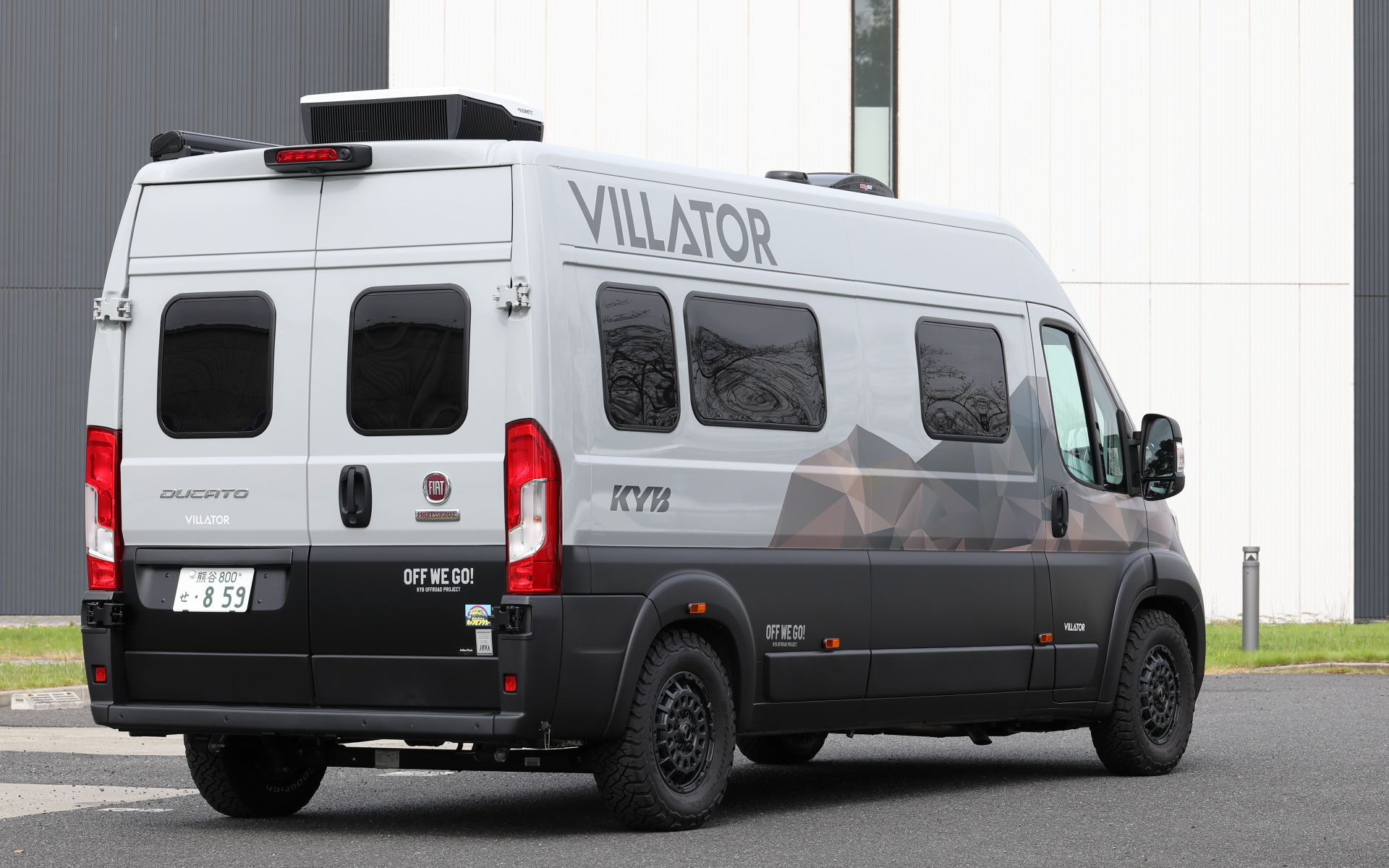 フィアットの商用バン「デュカト」をベースにしたキャンピングカー「VILLATOR（ヴィラトール）」。「冒険心をくすぐり、運転の楽しさが味わえるキャンピングカー」「旅先に別荘を持ち運ぶ」をコンセプトに掲げ、その名前はラテン語で“旅人”と“別荘”を掛け合わせたもの。ボディサイズは5995×2100×2740mm（全長×全幅×全高）。乗車定員は4名、就寝人数は3名となる。車両の販売、メンテナンスはフィアットの正規ディーラーでもあるRVランドで行なわれる