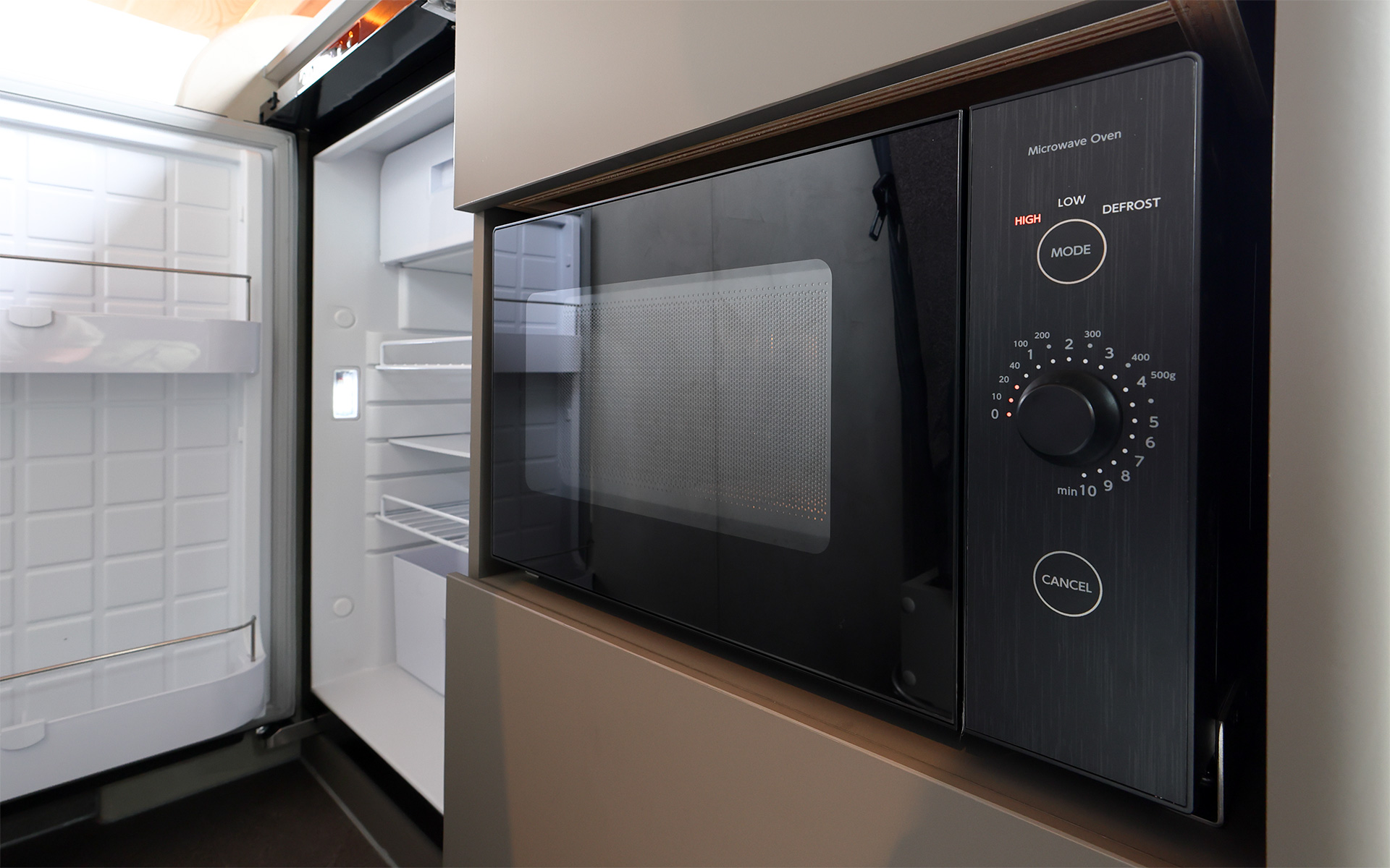 インテリアではブリッドと共同開発したキャンピングカー専用のバケットシートを運転席＆助手席にセット。また“移動する別荘”を目指し、天然素材のケヤキの木目を生かしたデザインで上質感を演出する吊り戸棚、対面式のベンチソファー、ベンチソファーと組み合わせることで簡単にセットアップできるベッド（1800×1800mm）、大型のリアオープンデッキ、電子レンジと85Lの冷蔵庫を1か所にレイアウトしたキッチン、外部電源による充電と走行充電で電力を確保できるサブバッテリ（リン酸鉄リチウムイオン/5kWh）などを装備。タープやサンシェードなども付属する