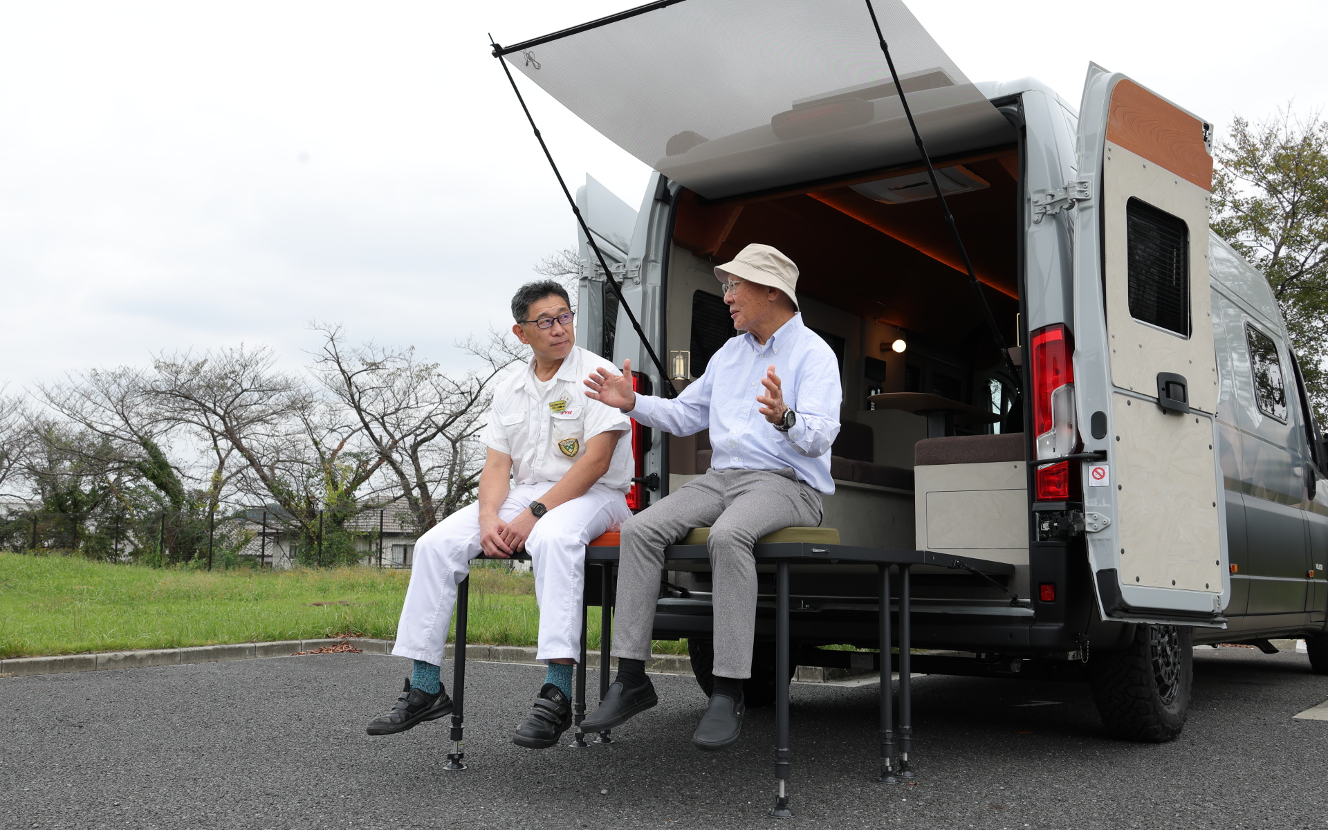 ヴィラトールについてはカヤバ株式会社 特装事業部 キャンピングカープロジェクトリーダー 勝木潤氏（左）にお話をうかがった