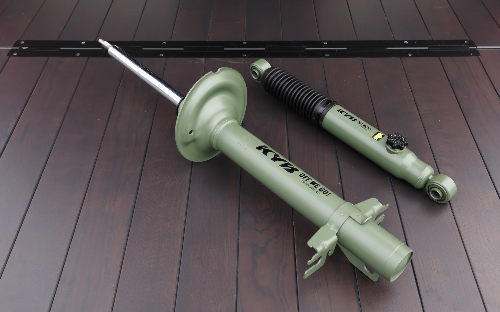 ヴィラトールでは高速安定性や旋回時の安定した姿勢、高速道路での高い危機回避能力、快適な乗り心地を目指して専用開発したショックアブソーバーを採用