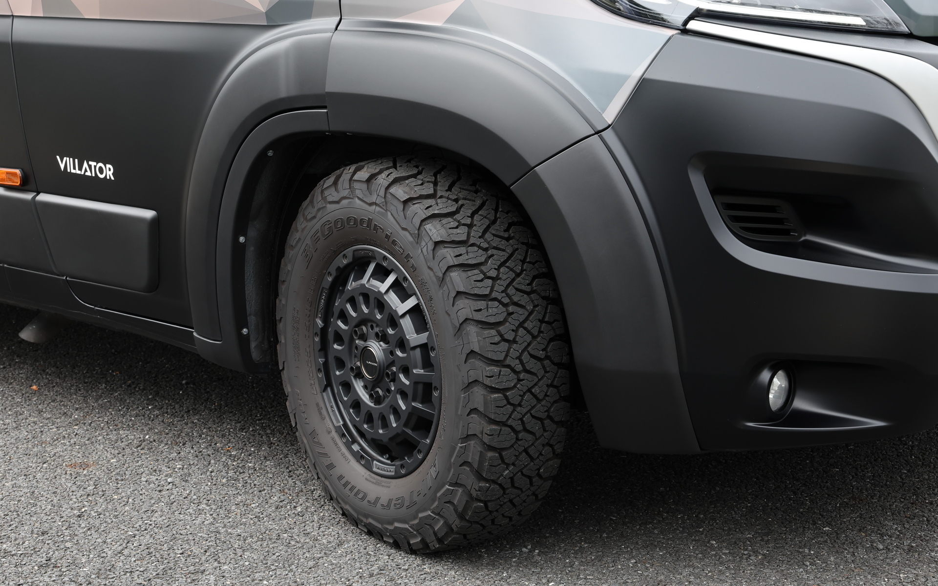 フィアットの商用バン「デュカト」をベースにしたキャンピングカー「VILLATOR（ヴィラトール）」。「冒険心をくすぐり、運転の楽しさが味わえるキャンピングカー」「旅先に別荘を持ち運ぶ」をコンセプトに掲げ、その名前はラテン語で“旅人”と“別荘”を掛け合わせたもの。ボディサイズは5995×2100×2740mm（全長×全幅×全高）。乗車定員は4名、就寝人数は3名となる。車両の販売、メンテナンスはフィアットの正規ディーラーでもあるRVランドで行なわれる