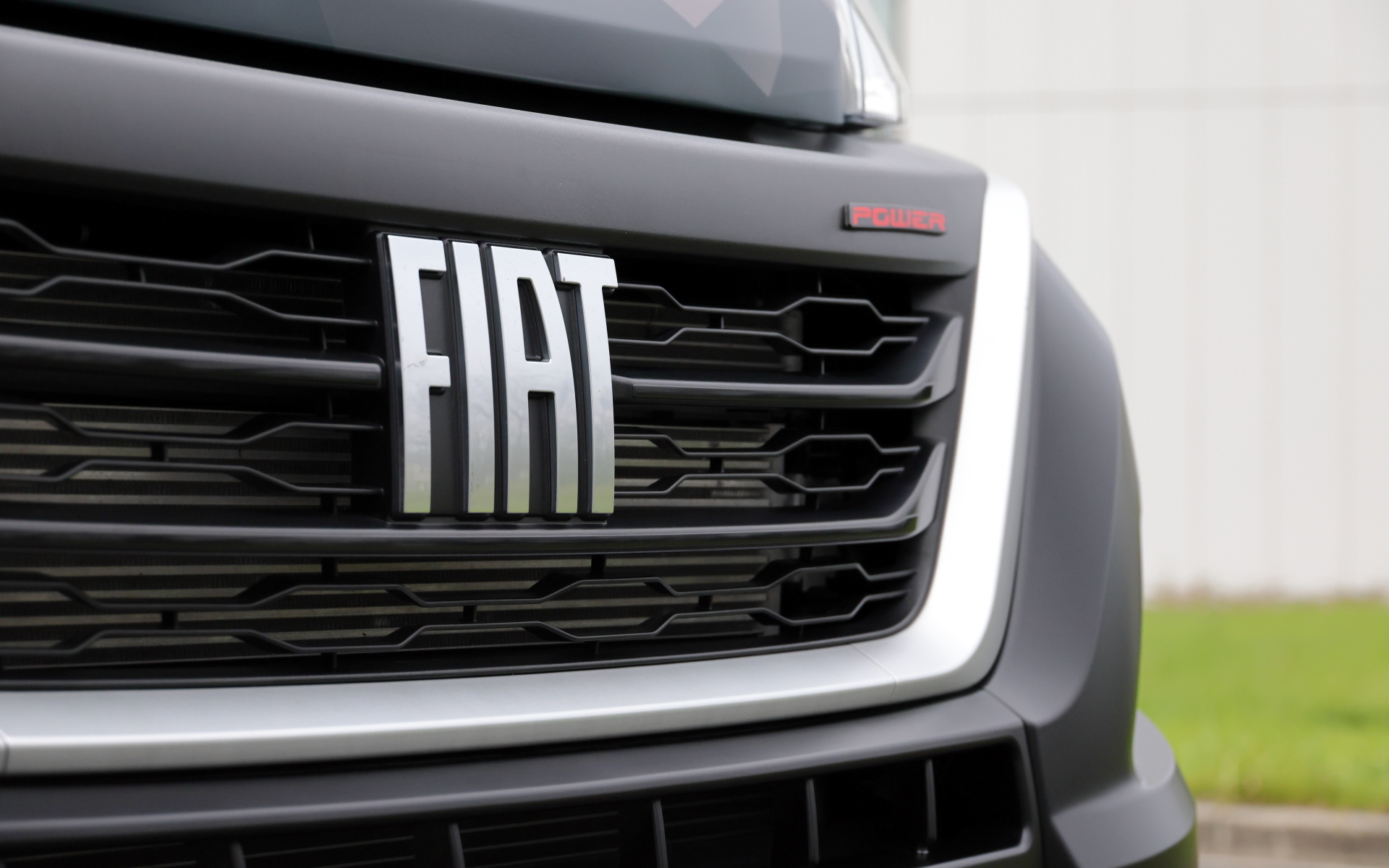 フィアットの商用バン「デュカト」をベースにしたキャンピングカー「VILLATOR（ヴィラトール）」。「冒険心をくすぐり、運転の楽しさが味わえるキャンピングカー」「旅先に別荘を持ち運ぶ」をコンセプトに掲げ、その名前はラテン語で“旅人”と“別荘”を掛け合わせたもの。ボディサイズは5995×2100×2740mm（全長×全幅×全高）。乗車定員は4名、就寝人数は3名となる。車両の販売、メンテナンスはフィアットの正規ディーラーでもあるRVランドで行なわれる