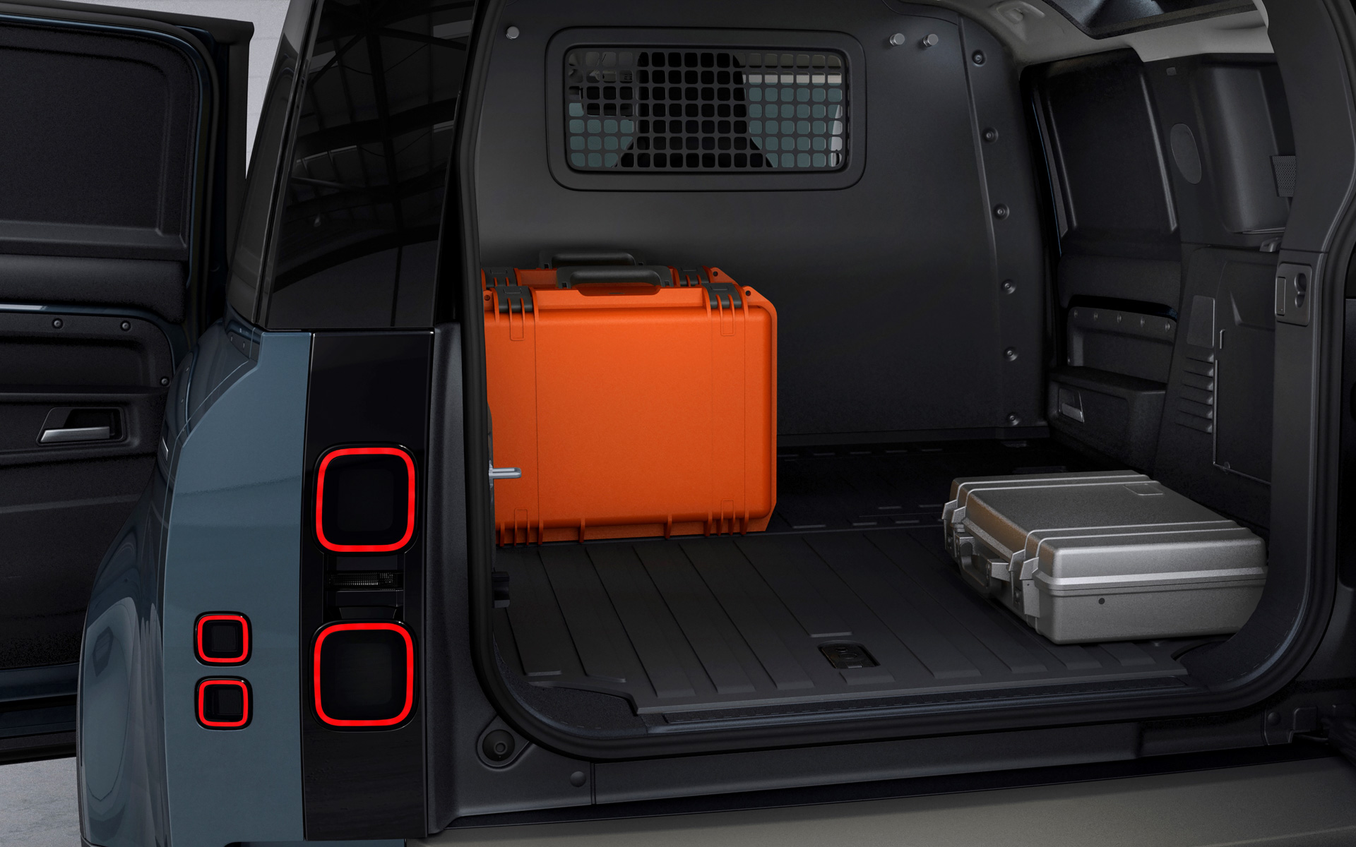 2人乗り仕様で乗員スペースと荷室を仕切る固定式フルハイトパーティションを装備