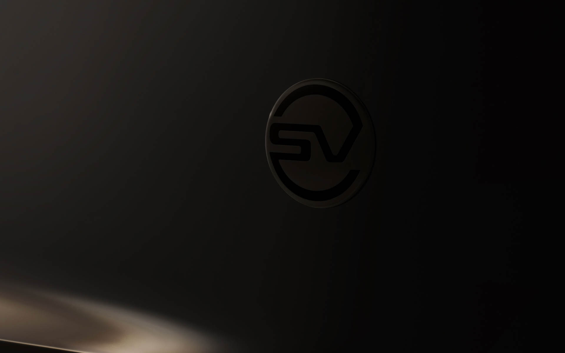 ナルヴィックブラック（ソリッド）のボディカラーを採用し、グリルやバッヂといった細部に至るまですべてブラックで統一